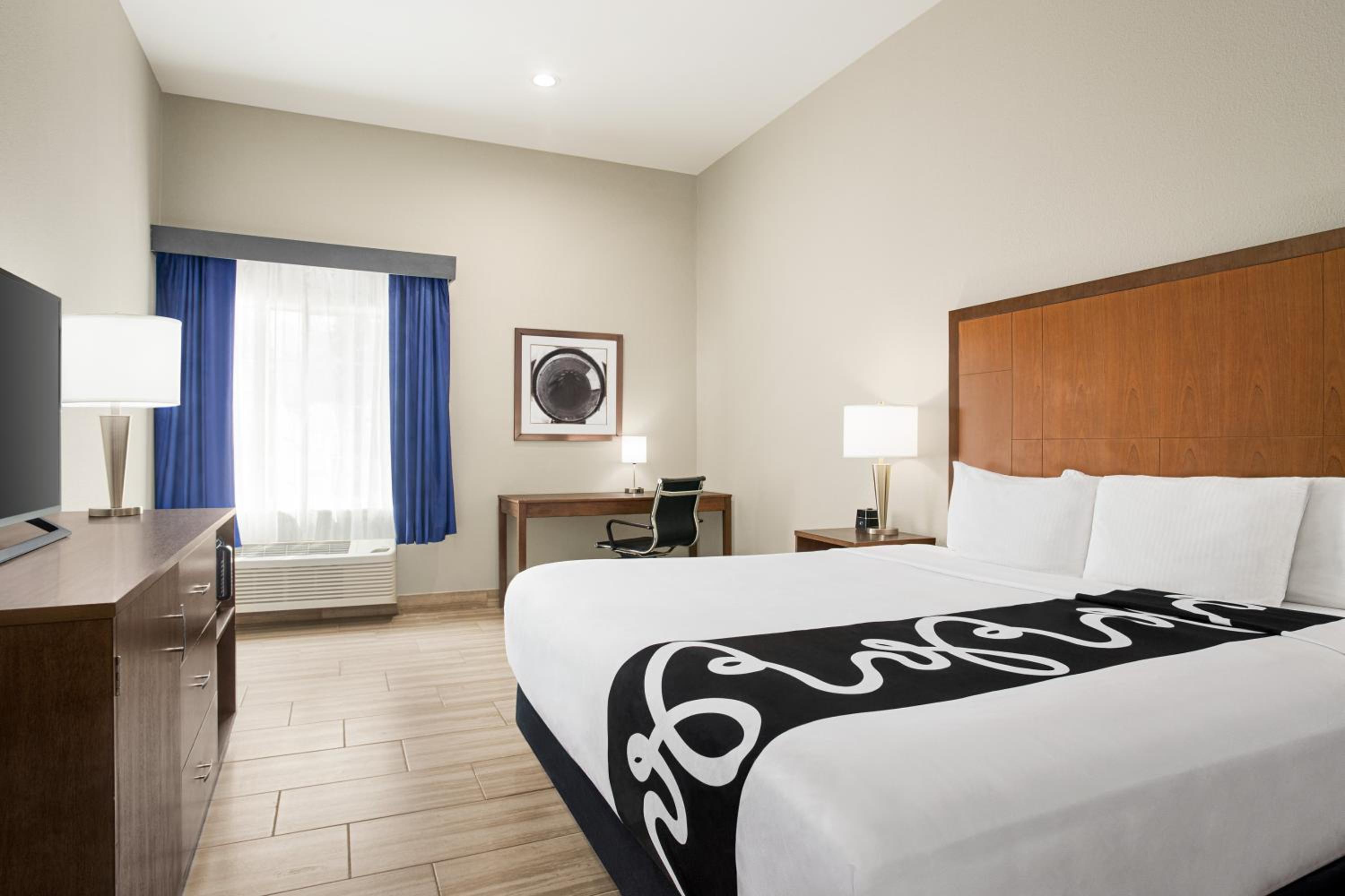 King Room with Bath Tub - Mobility Accessible/Non-Smoking - Photo 2