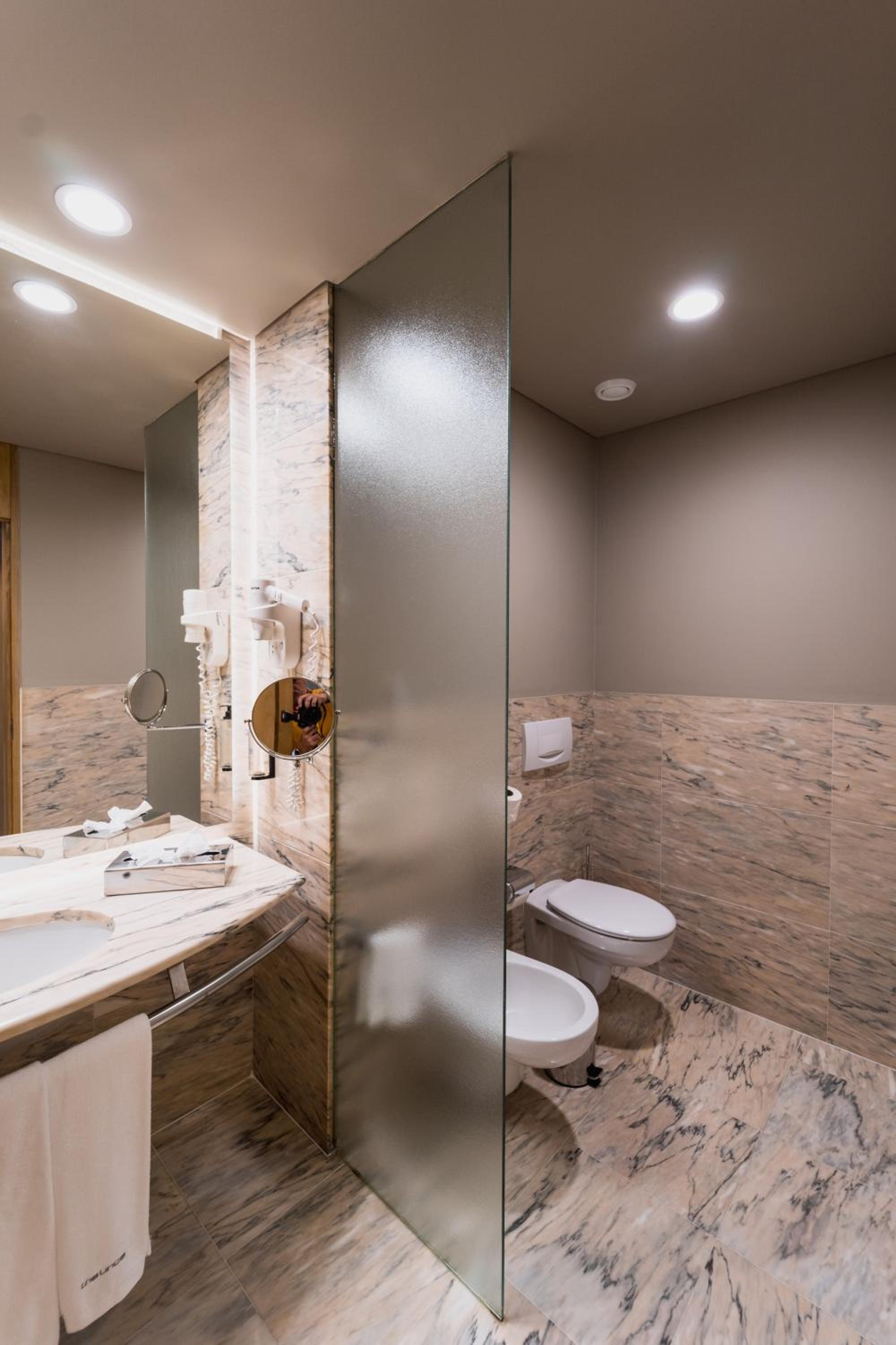 Standard Double or Twin Room - Photo 4
