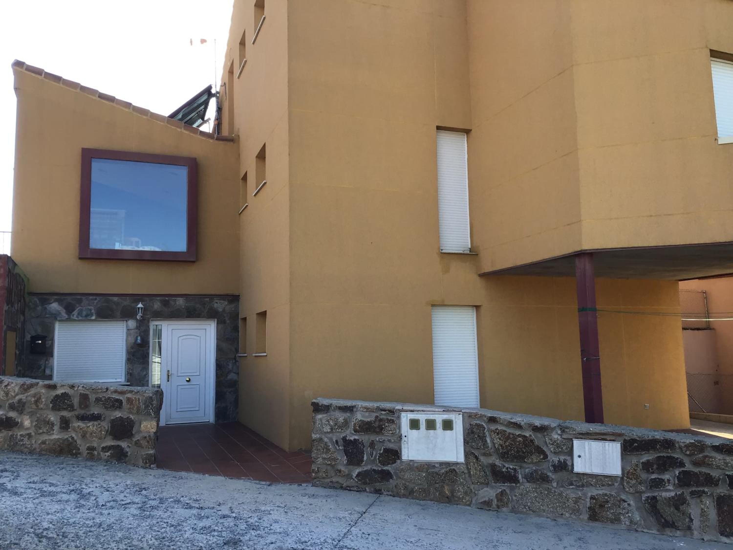 Six-Bedroom House - Photo 11