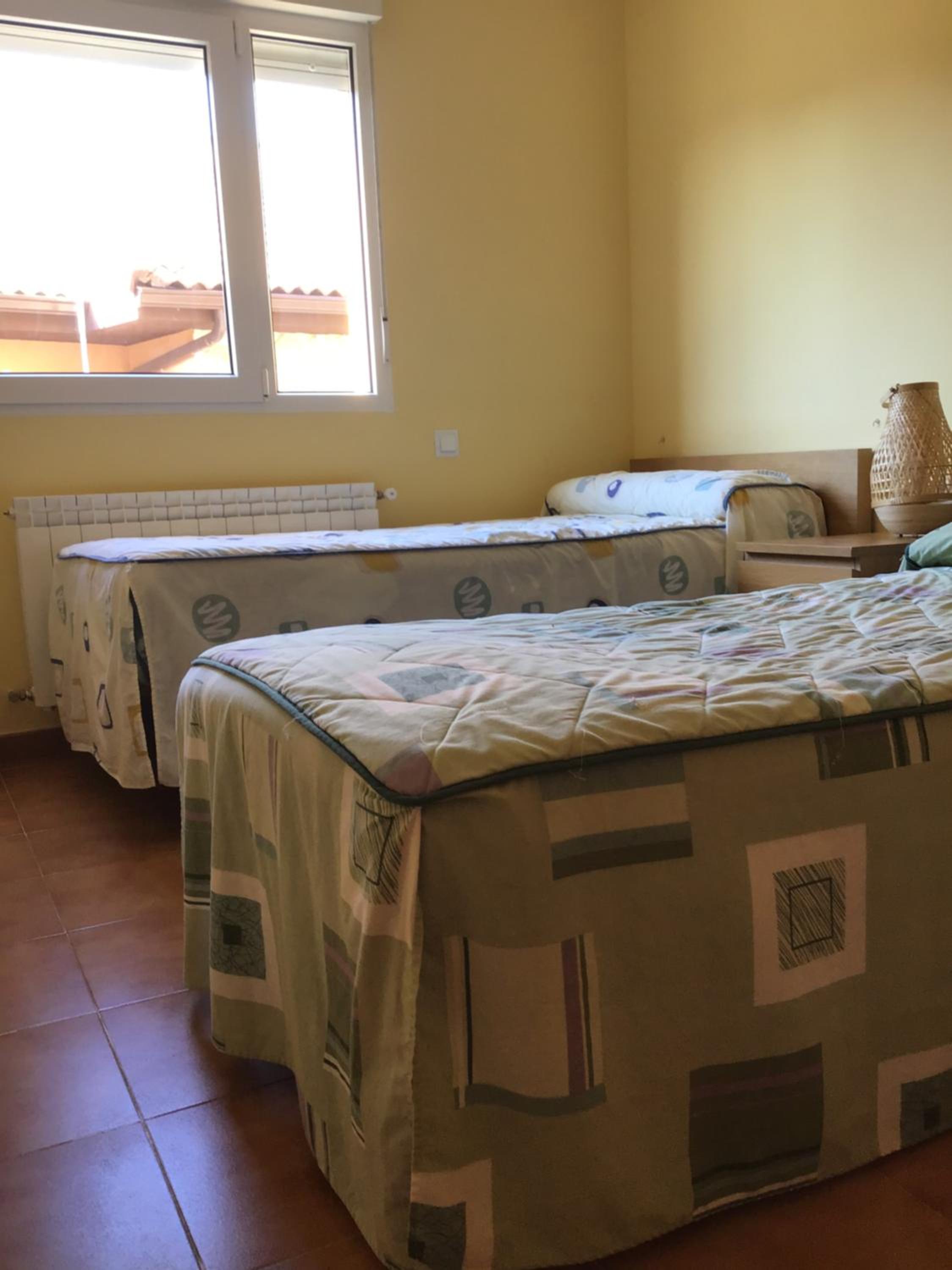 Six-Bedroom House - Photo 29