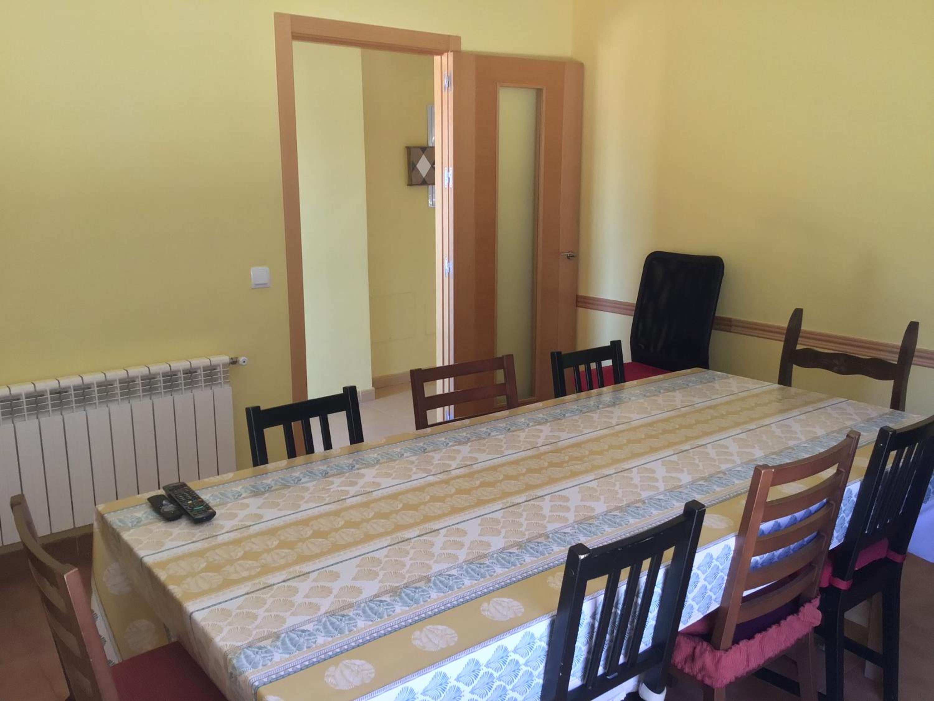 Six-Bedroom House - Photo 25