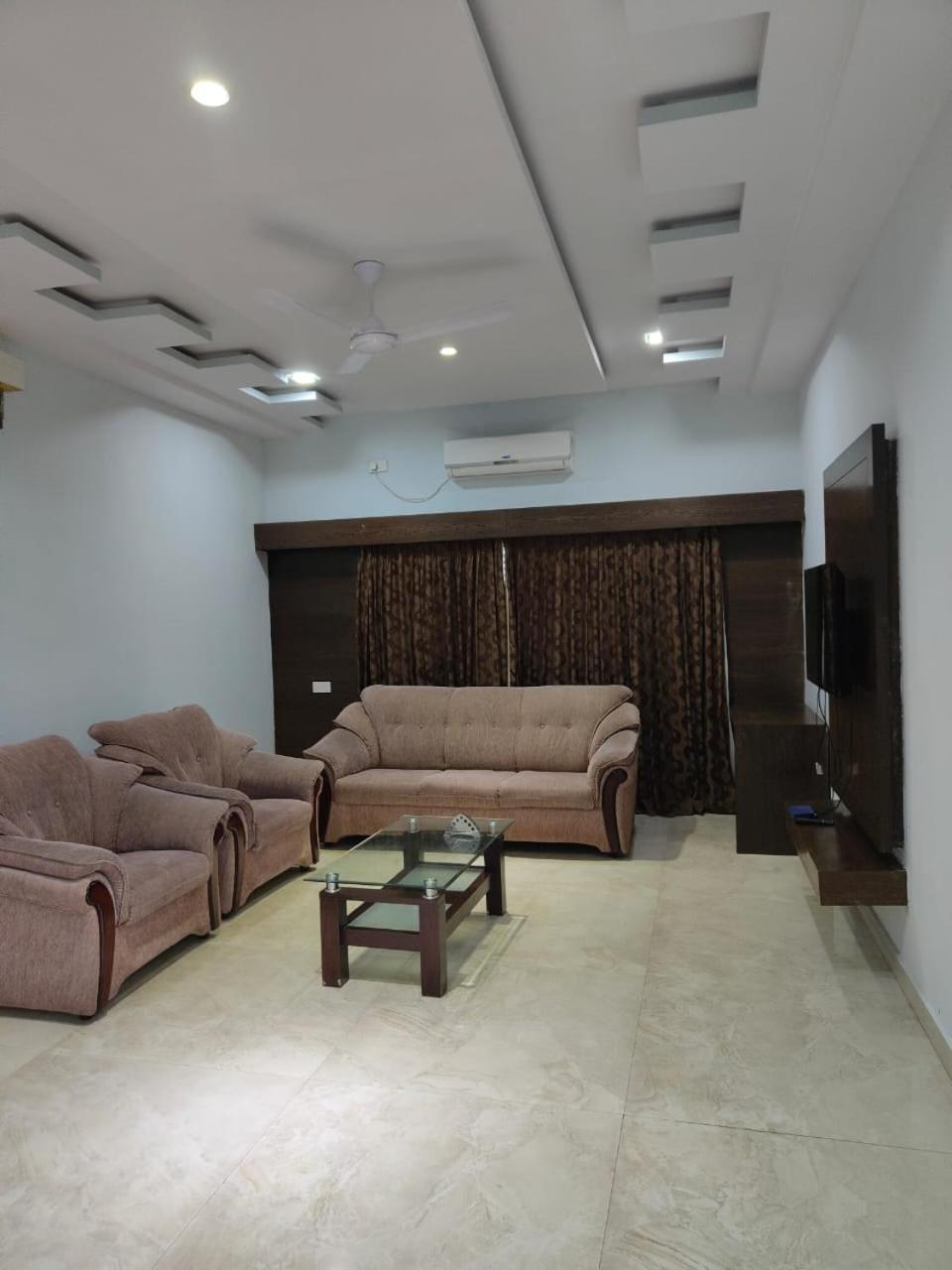 King Room with Two King Beds - Photo 11