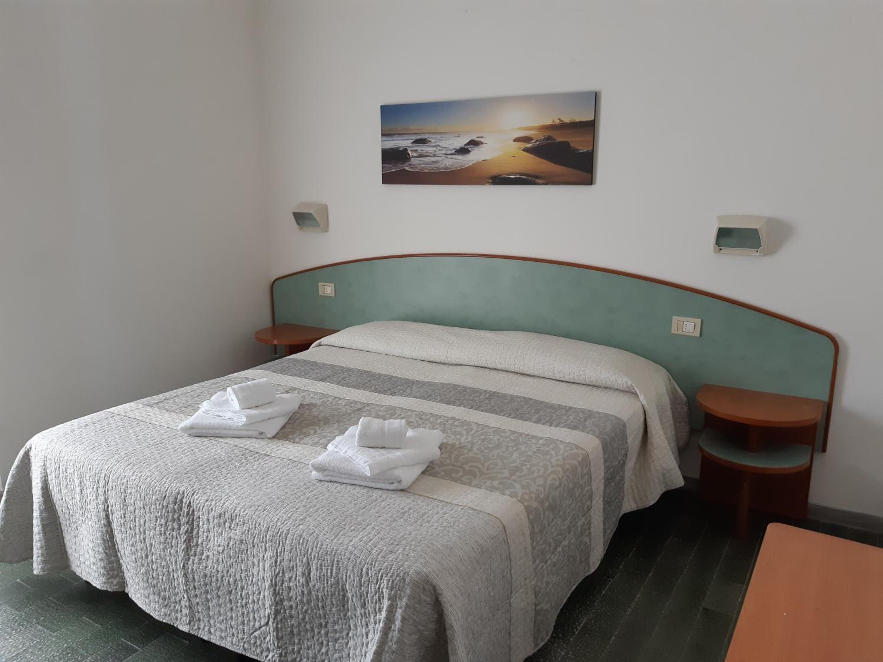 Double Room with Balcony - Photo 4