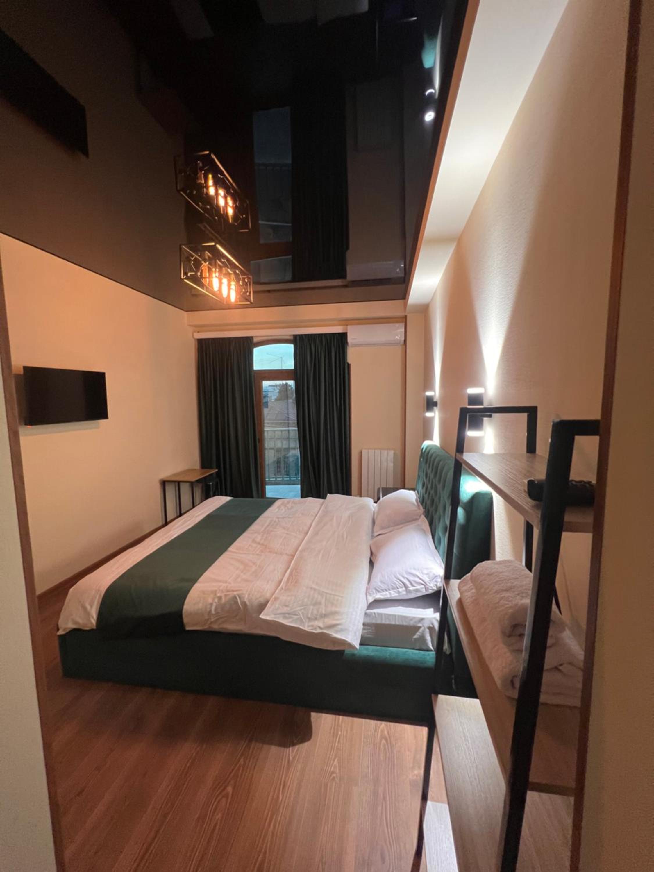Large Double Room - Photo 10