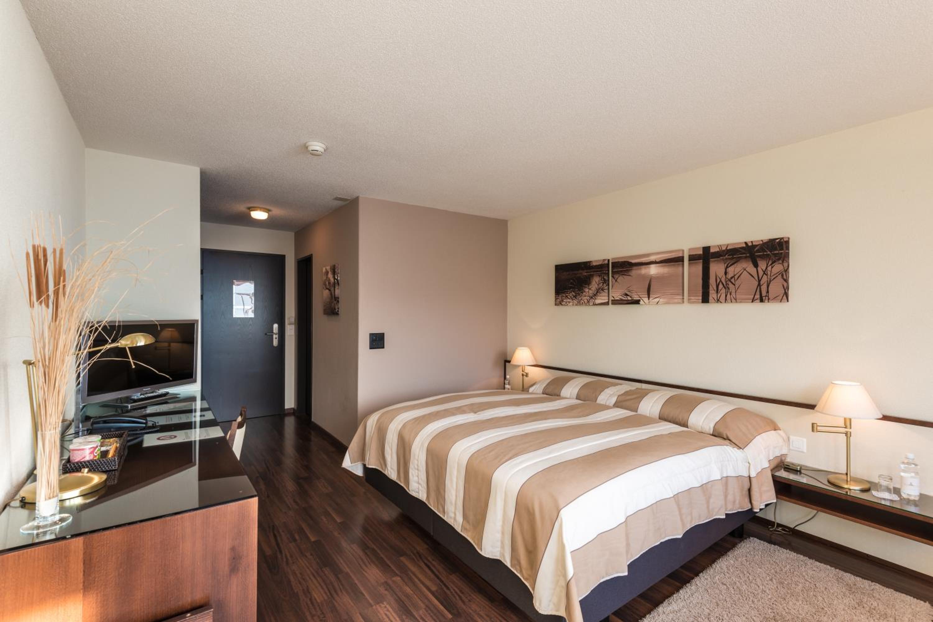 Room with Lake View - Photo 2