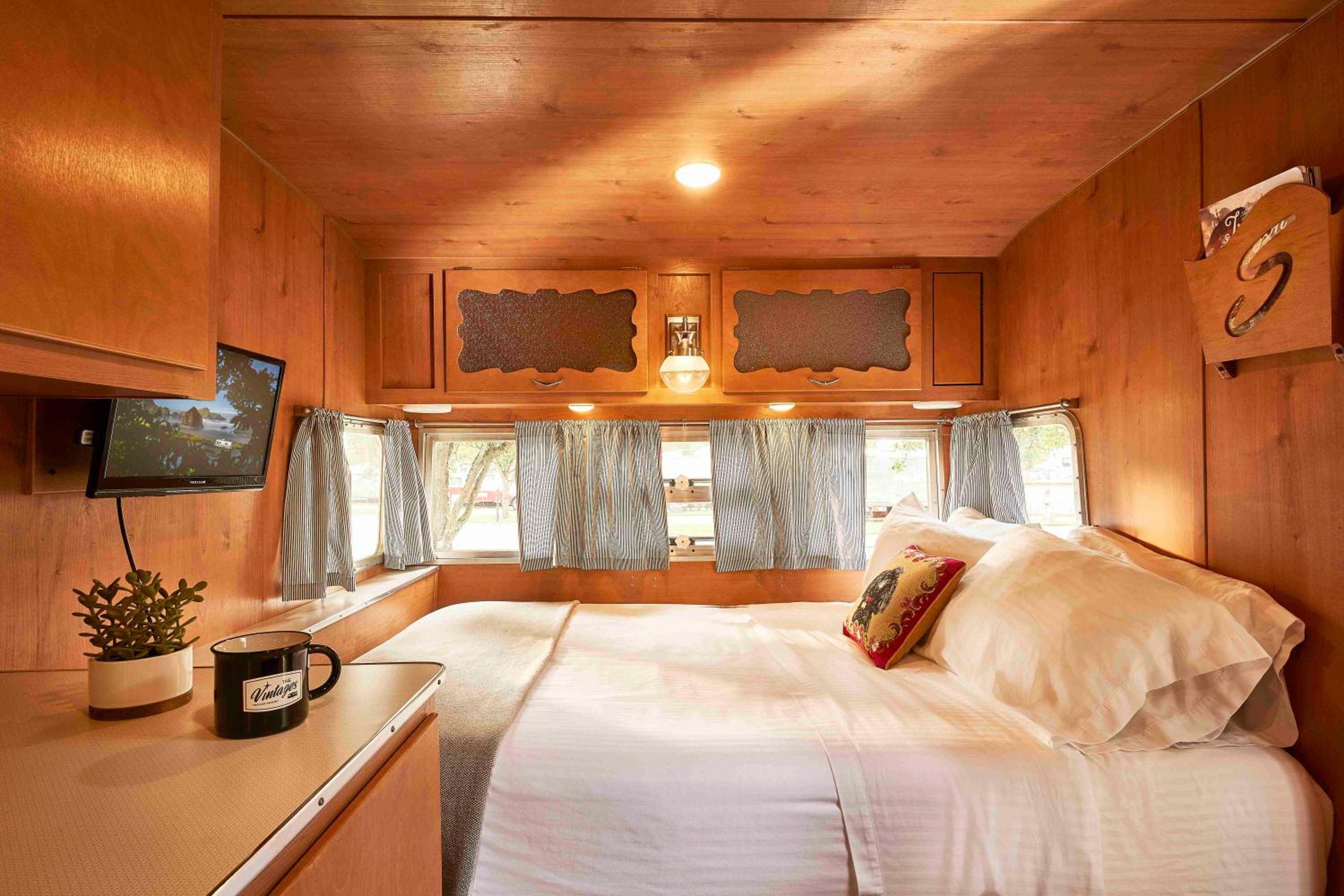 Shasta Airflyte photo 3