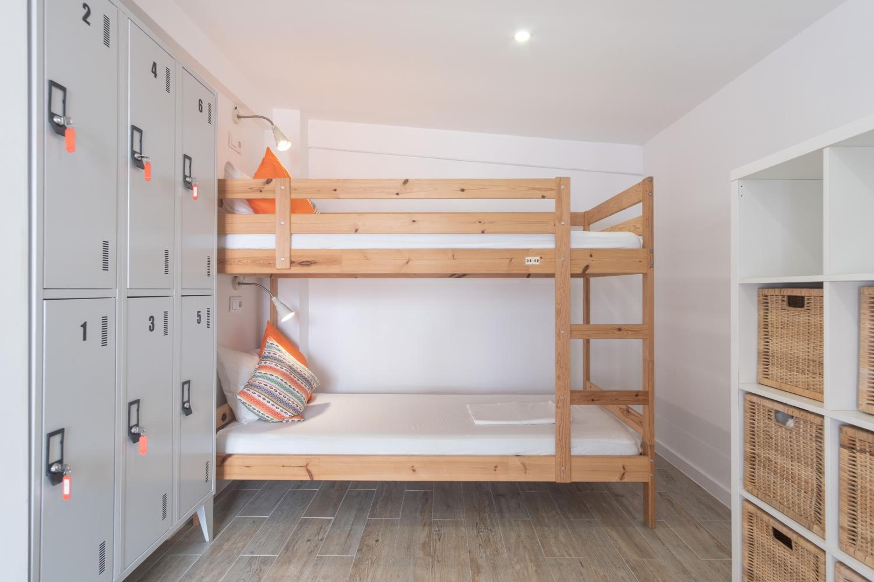 Bed in 6-Bed Mixed Dormitory Room photo 3