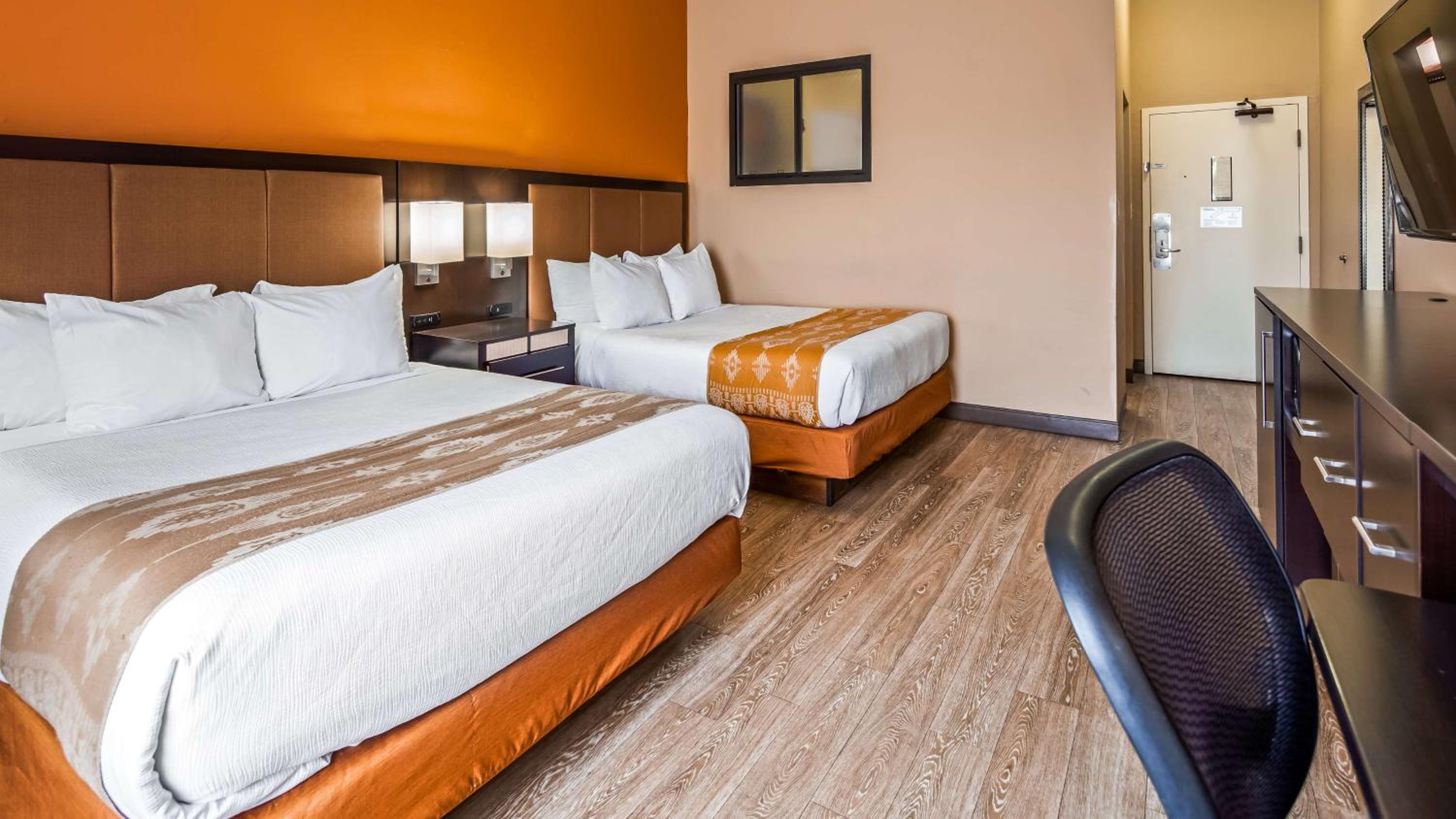 Queen Room with Two Queen Beds and View - Non-Smoking - Photo 10
