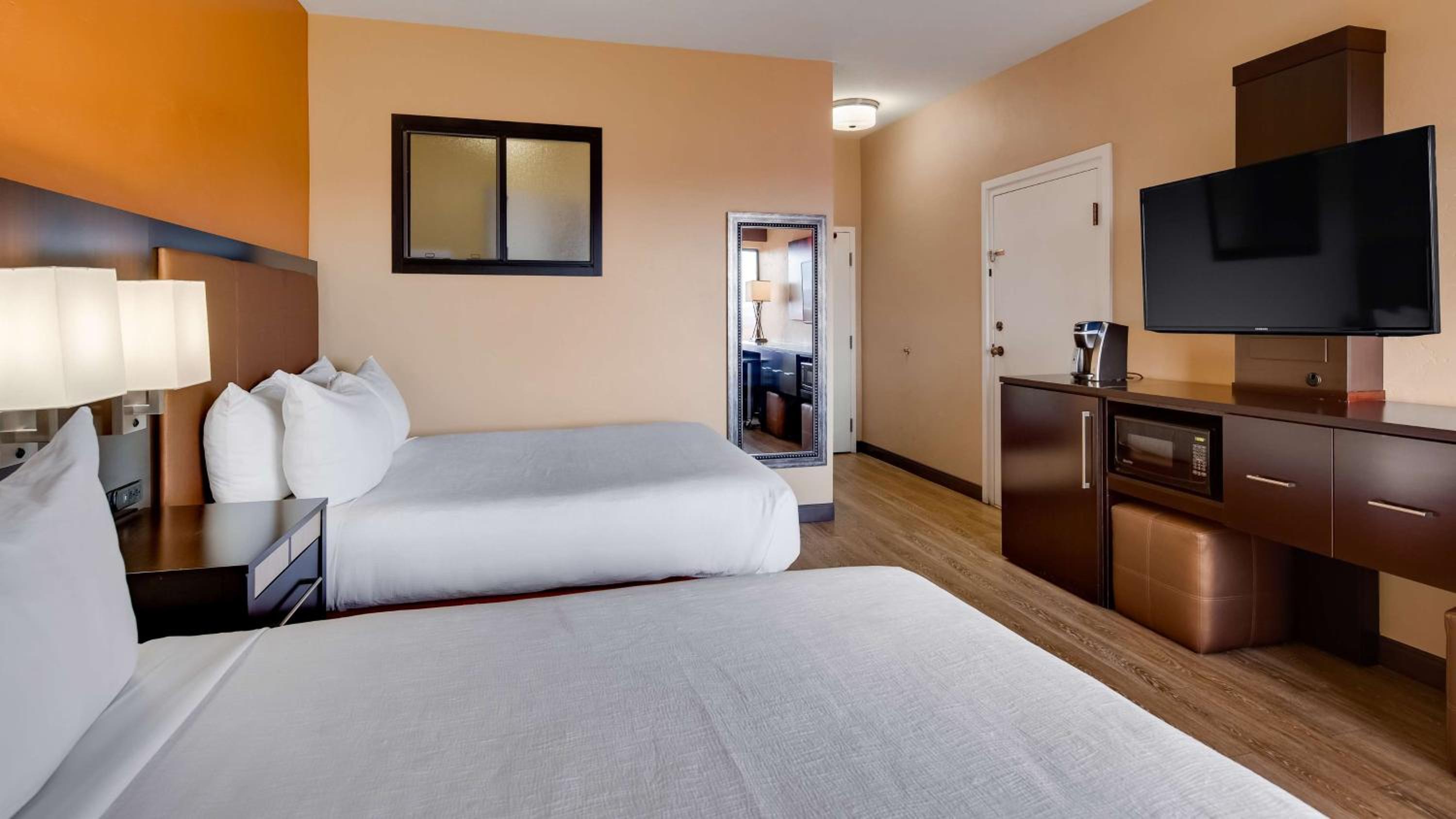Queen Room with Two Queen Beds and View - Non-Smoking - Photo 5