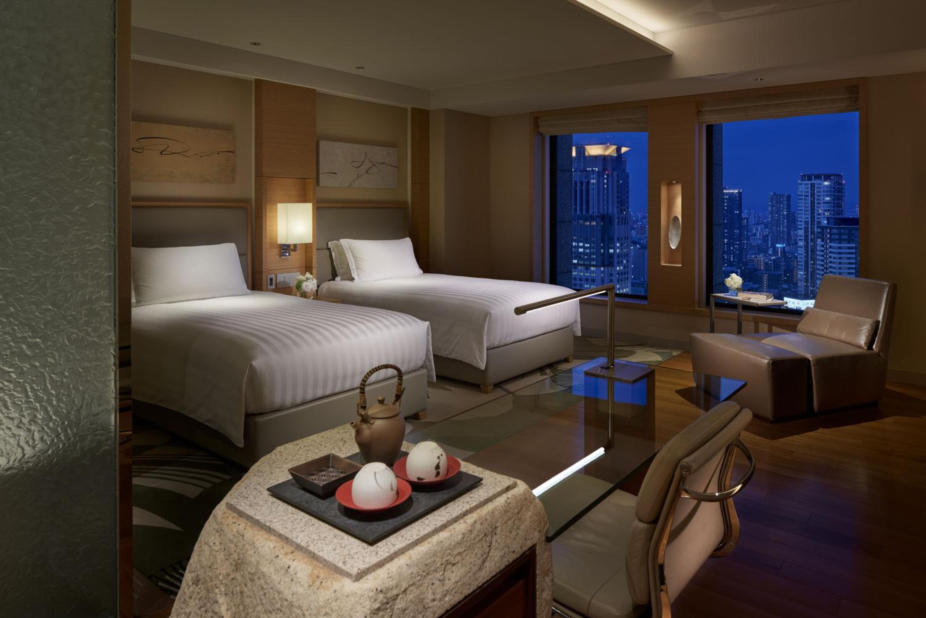 Premium Twin Room with City View - Photo 4