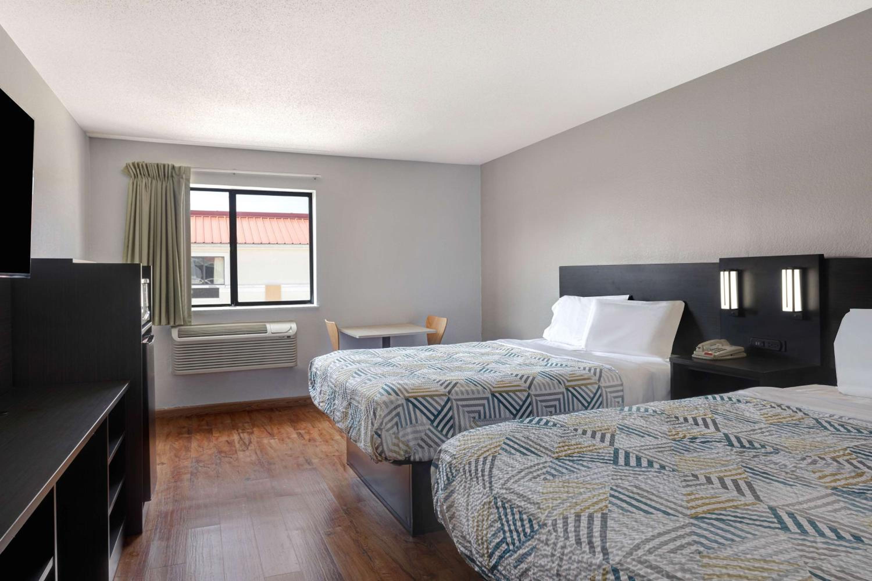 Queen Room with Two Queen Beds - Smoking photo 1