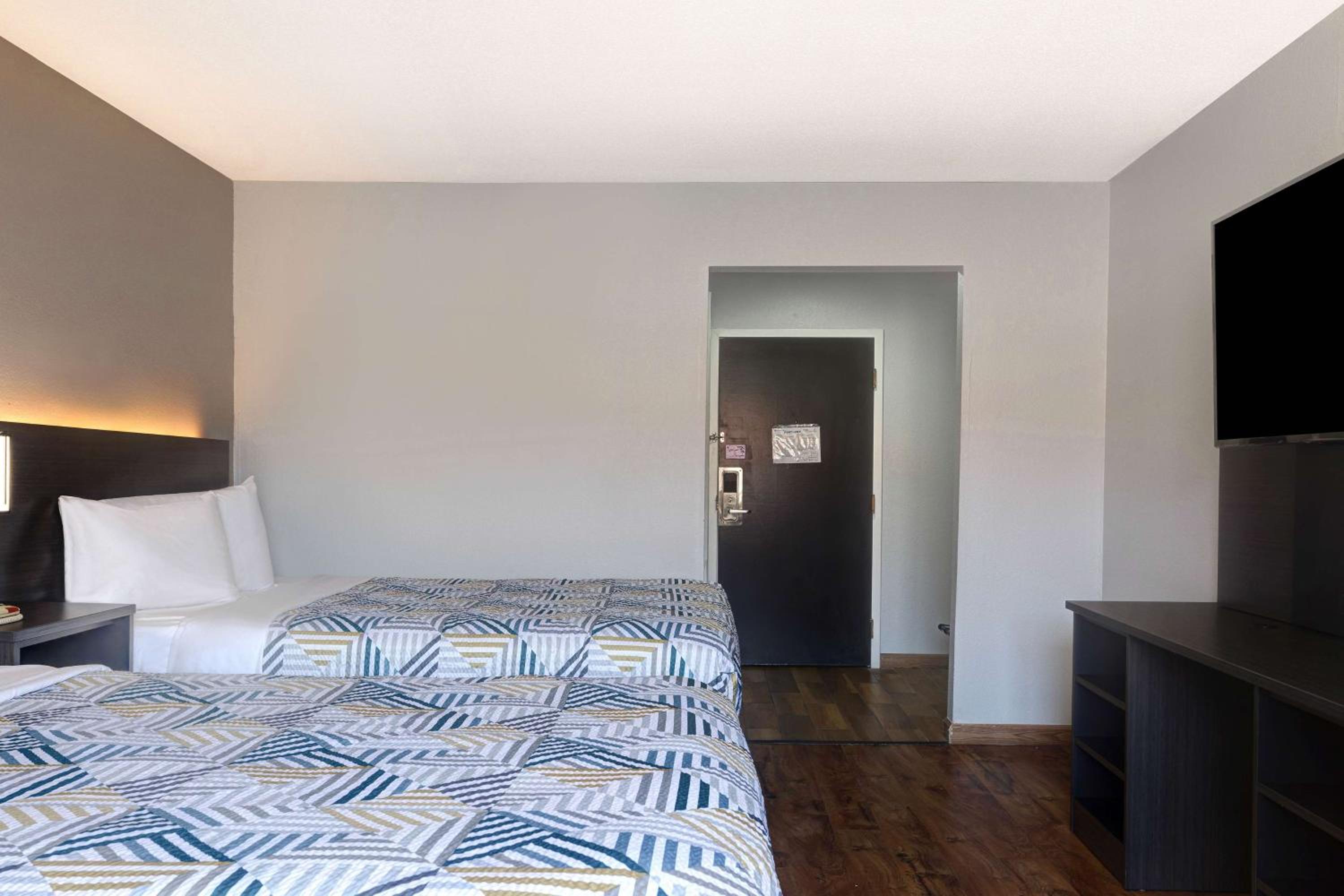Queen Room with Two Queen Beds - Non-Smoking photo 1