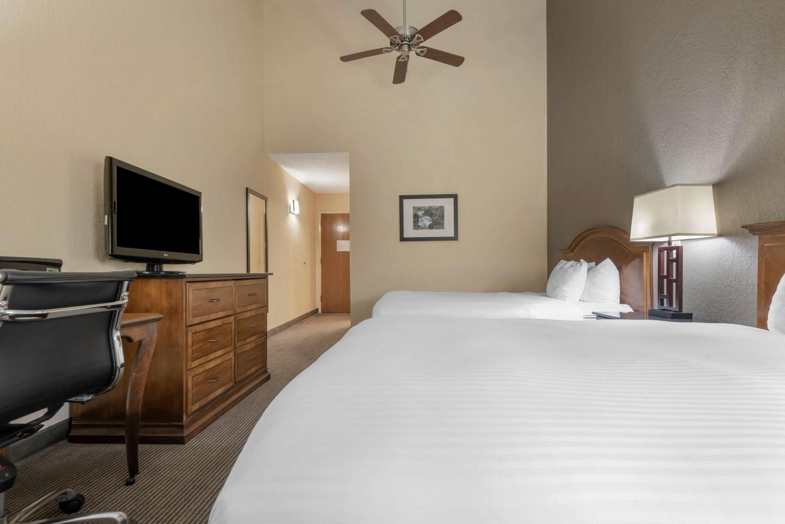 Queen Room with Two Queen Beds, Bath Tub and Fireplace - Disability Access/Non-Smoking