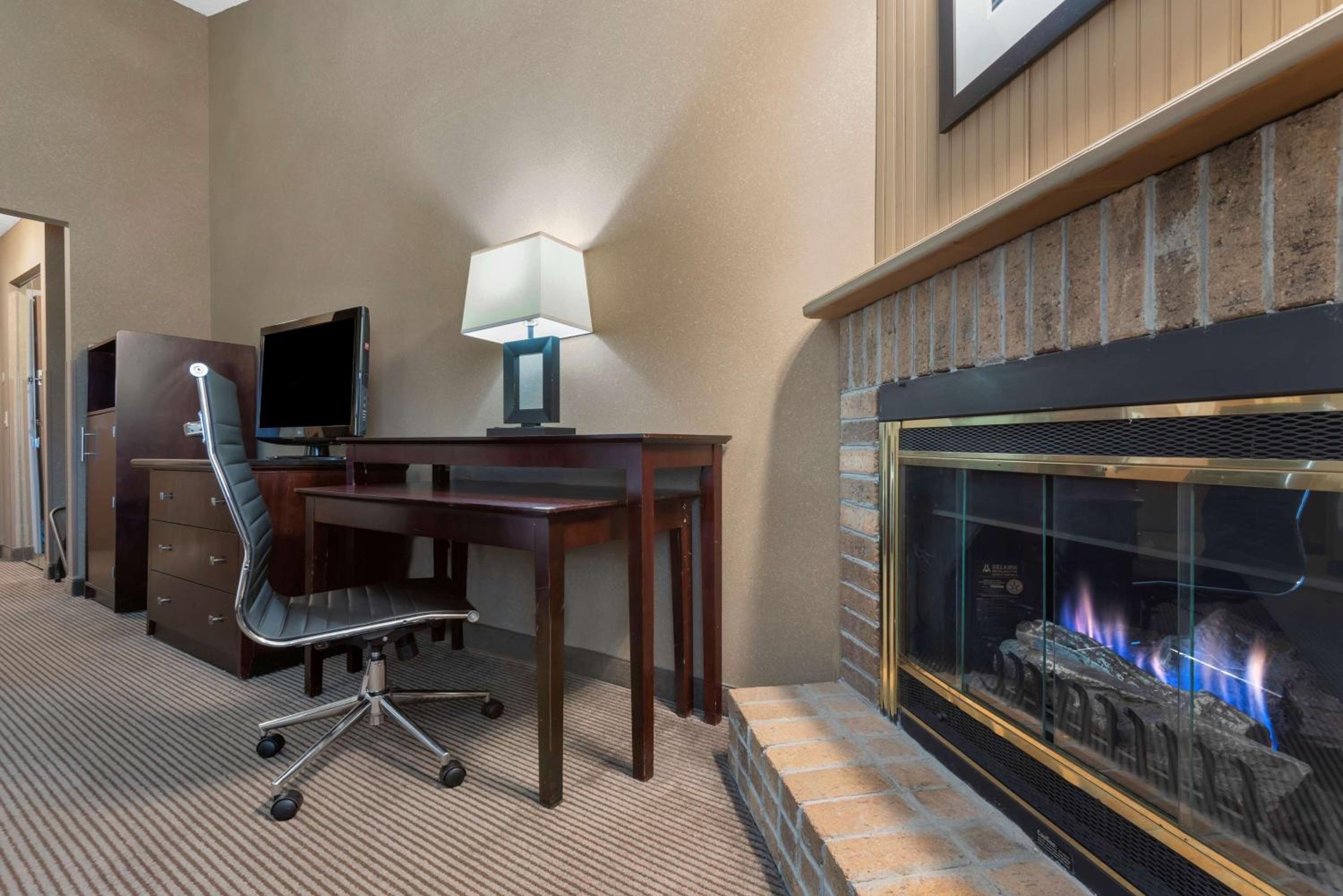 King Room with Fireplace and Spa Bath - Non-Smoking