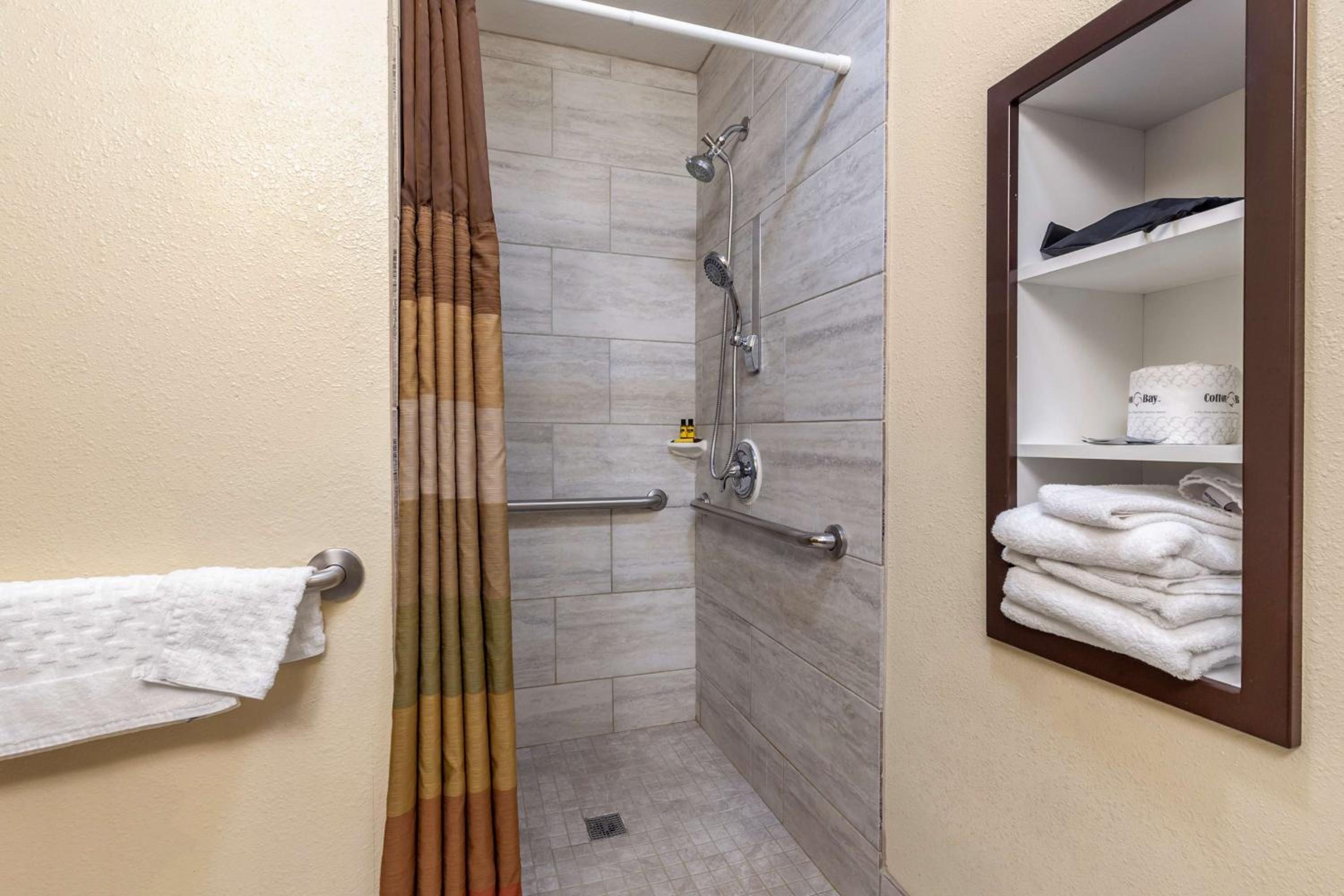 Queen Room with Roll In Shower - Disability Access