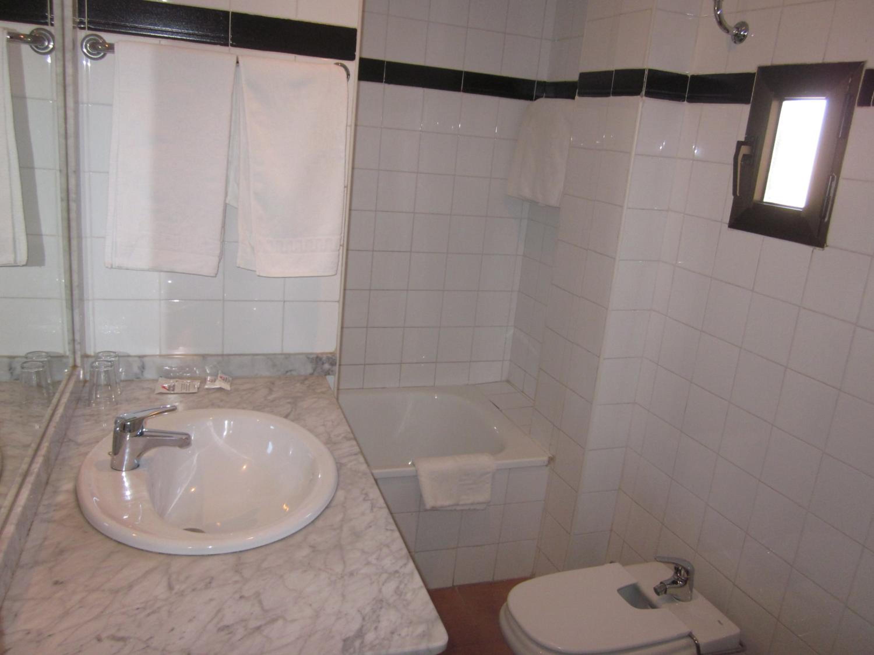 Economy Triple Room - Photo 3
