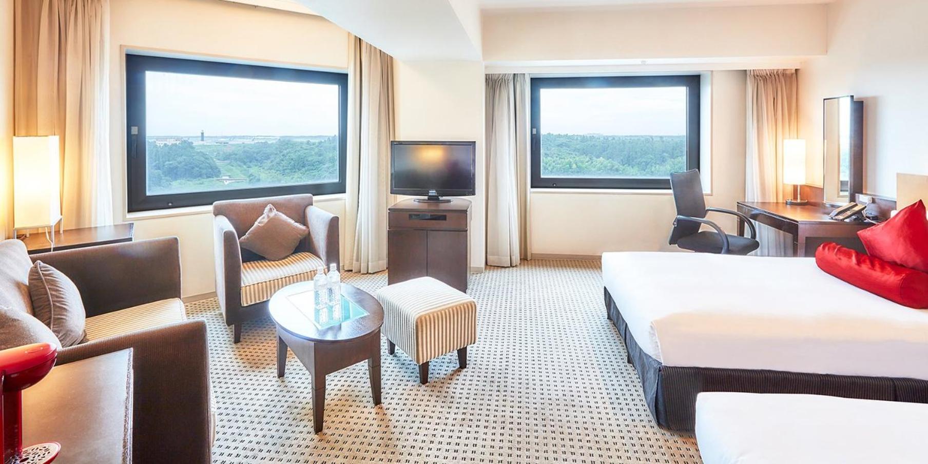 Premium Twin Room with Airport View - High Floor - Photo 8