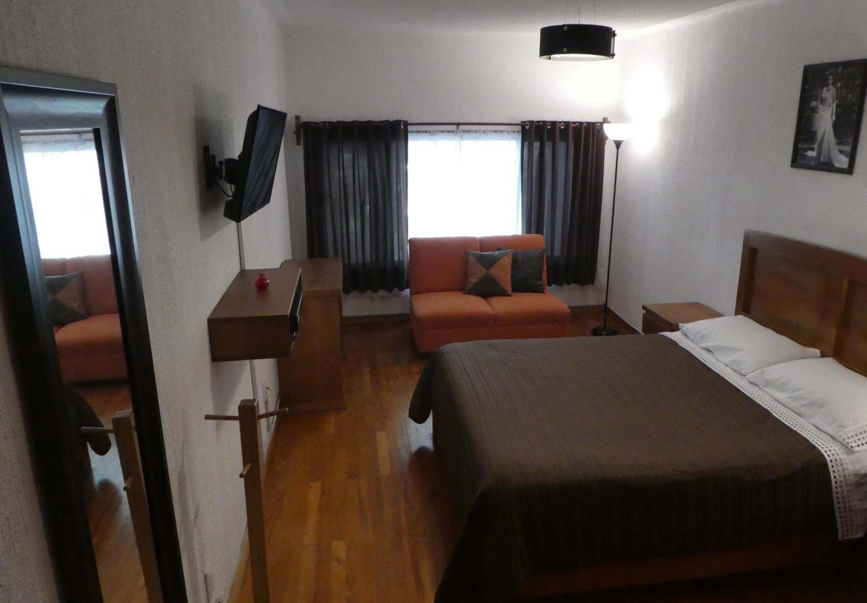 Double Room with Private Bathroom - Photo 2