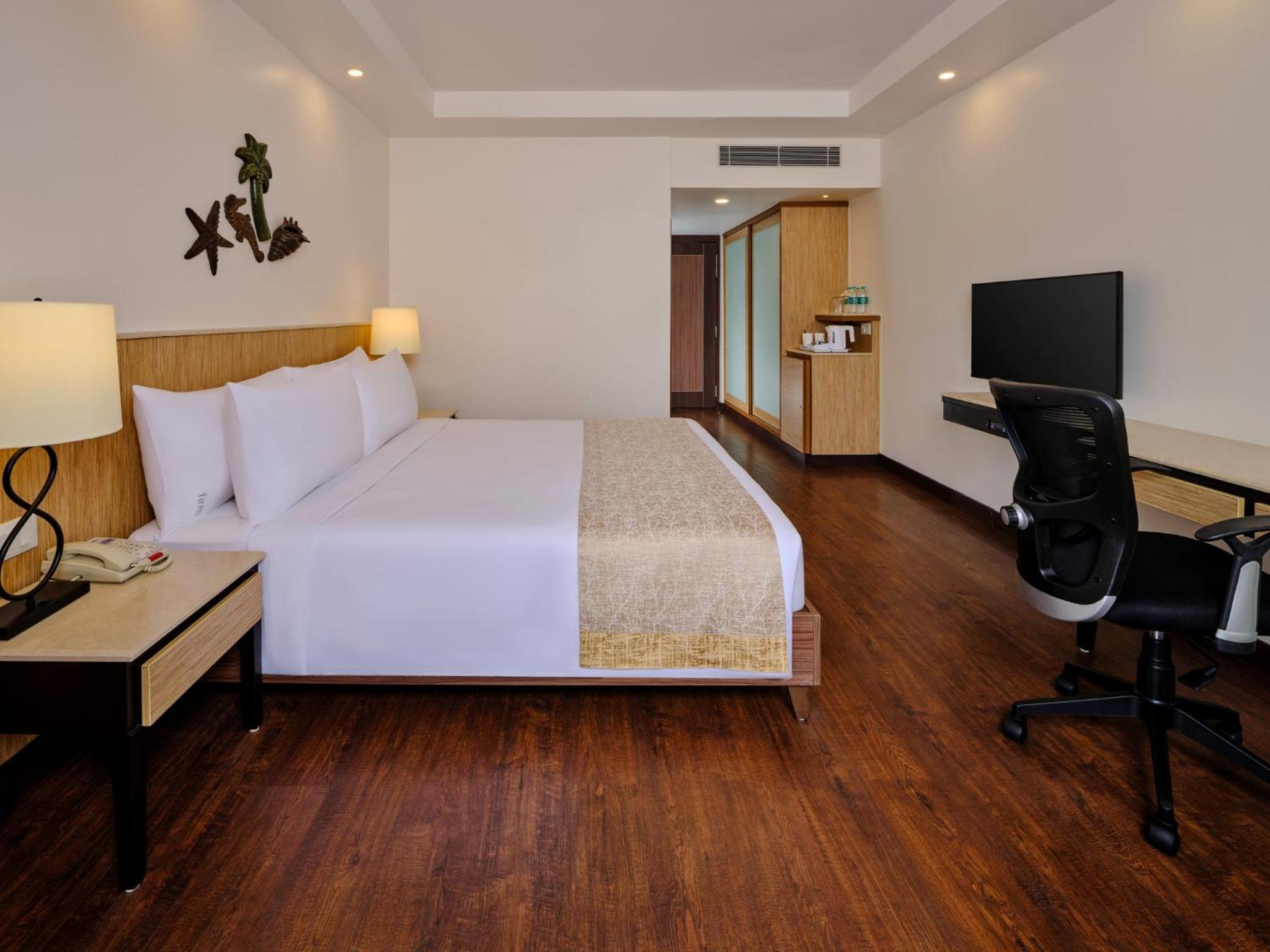 Standard King Room with Pool View - Photo 2