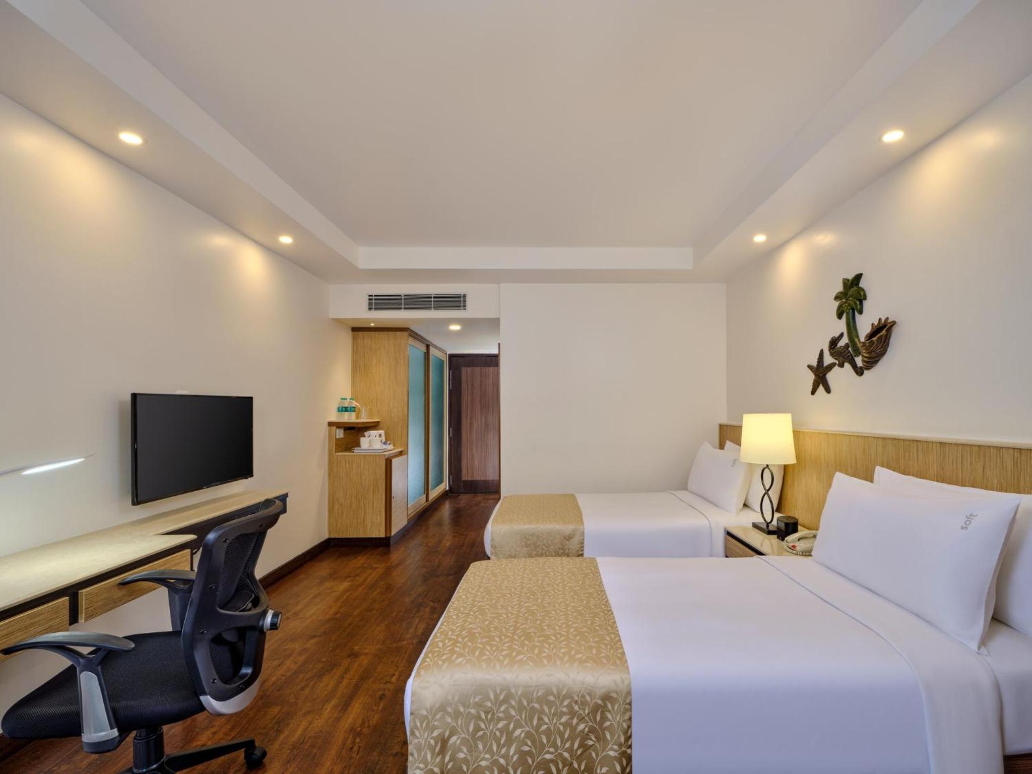 Standard Twin Room with Pool View - Photo 3