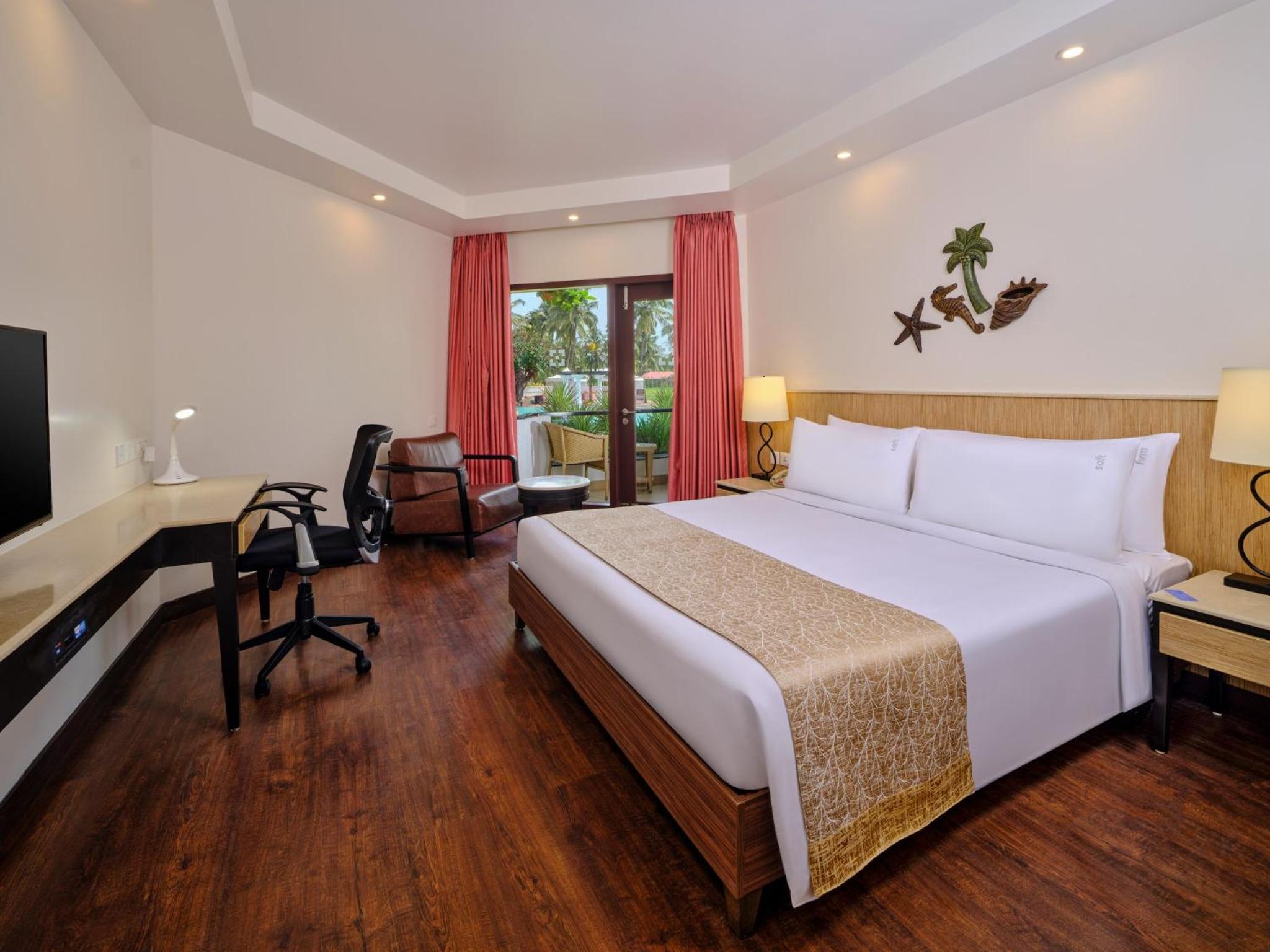 Standard King Room with Pool View - Photo 1