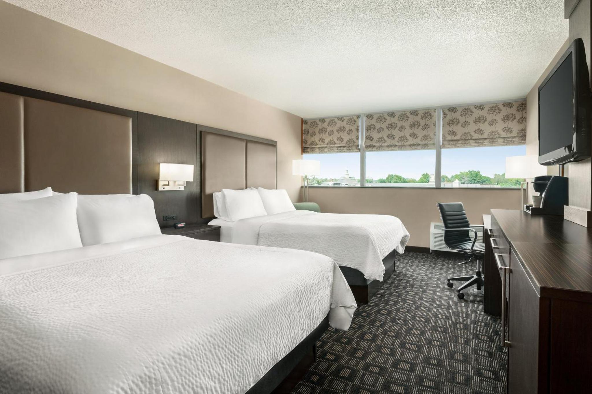 Standard Room with Two Queen Beds - Photo 2