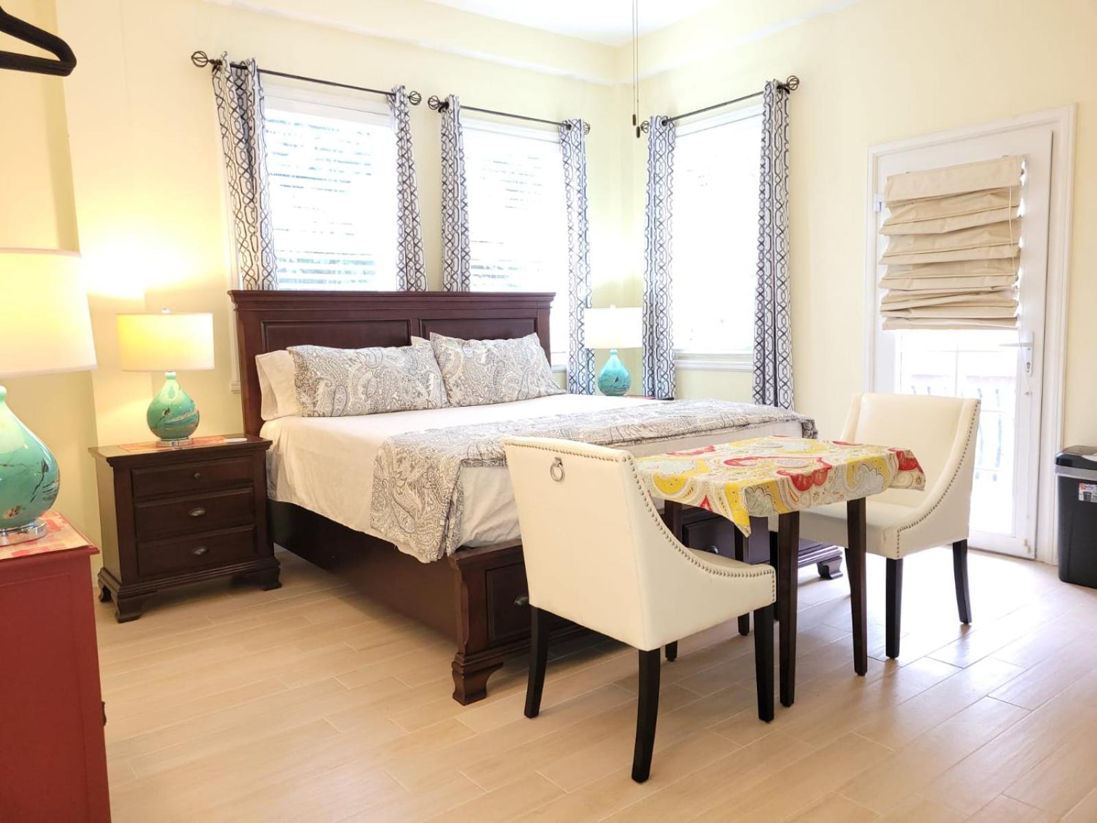Deluxe King Suite photo 1