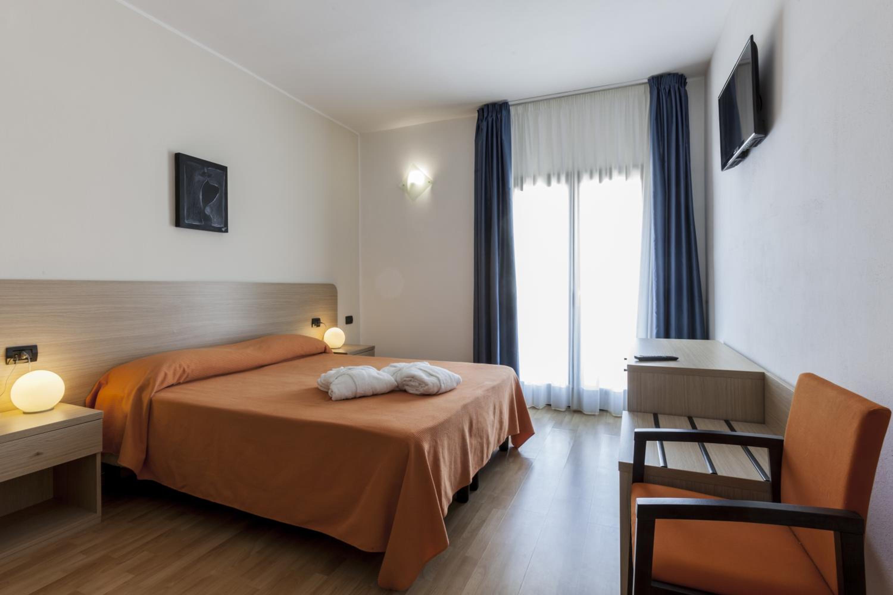 Standard Double or Twin Room with Sea View photo 1