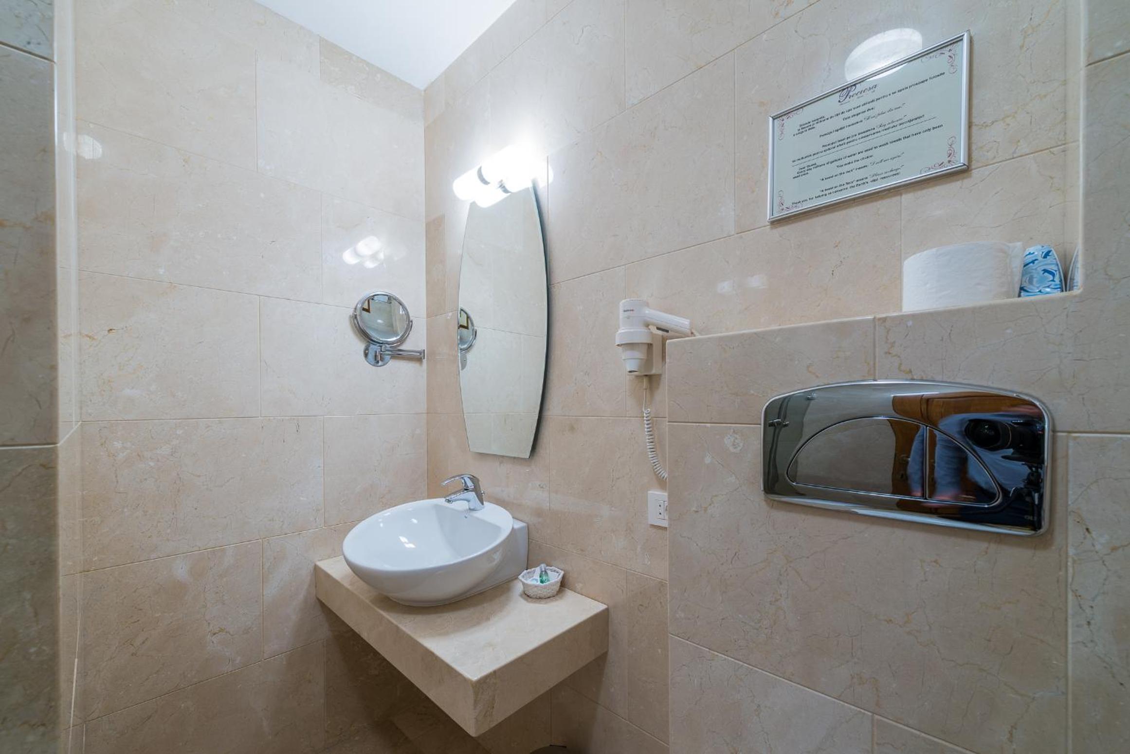 Deluxe Double Room - Photo 9