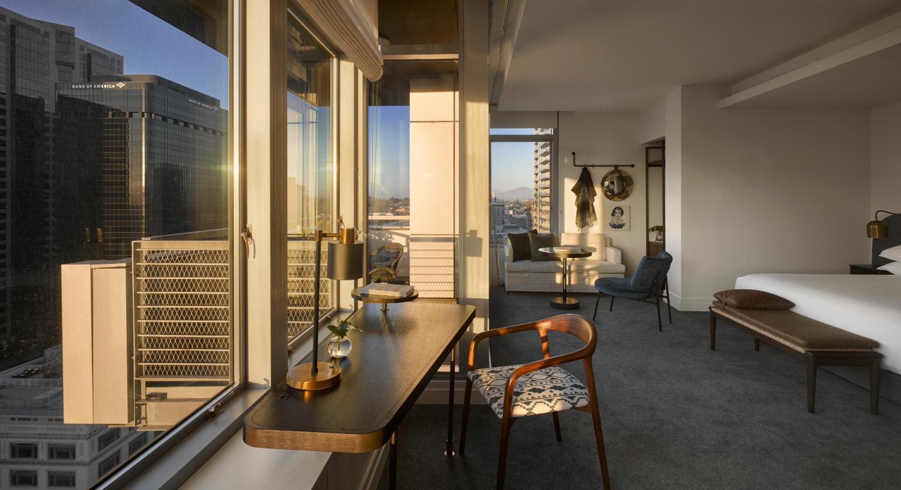 Premium King Room with Balcony and City View - Photo 3