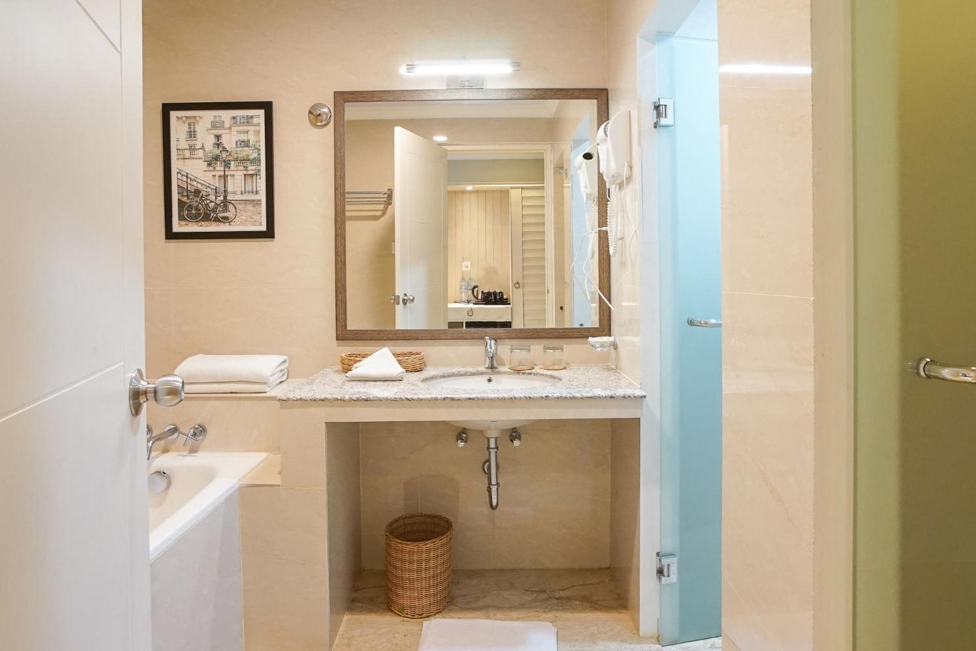 Deluxe Double Room - Photo 7