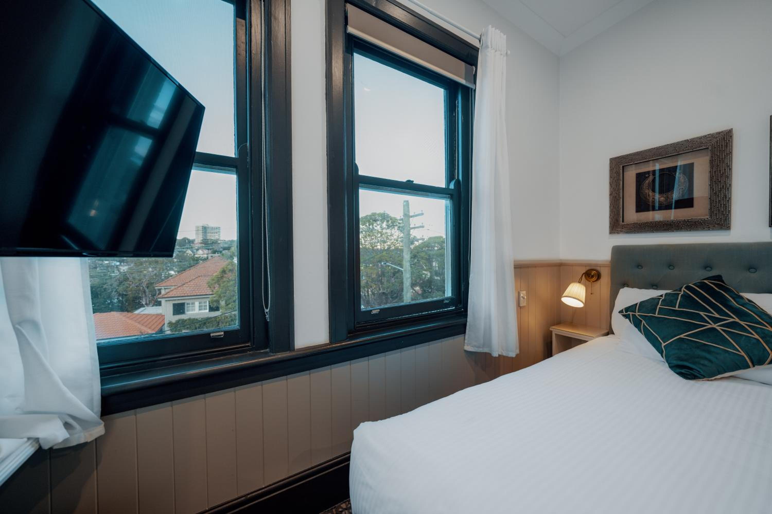 Queen Room with View thumbnail 6