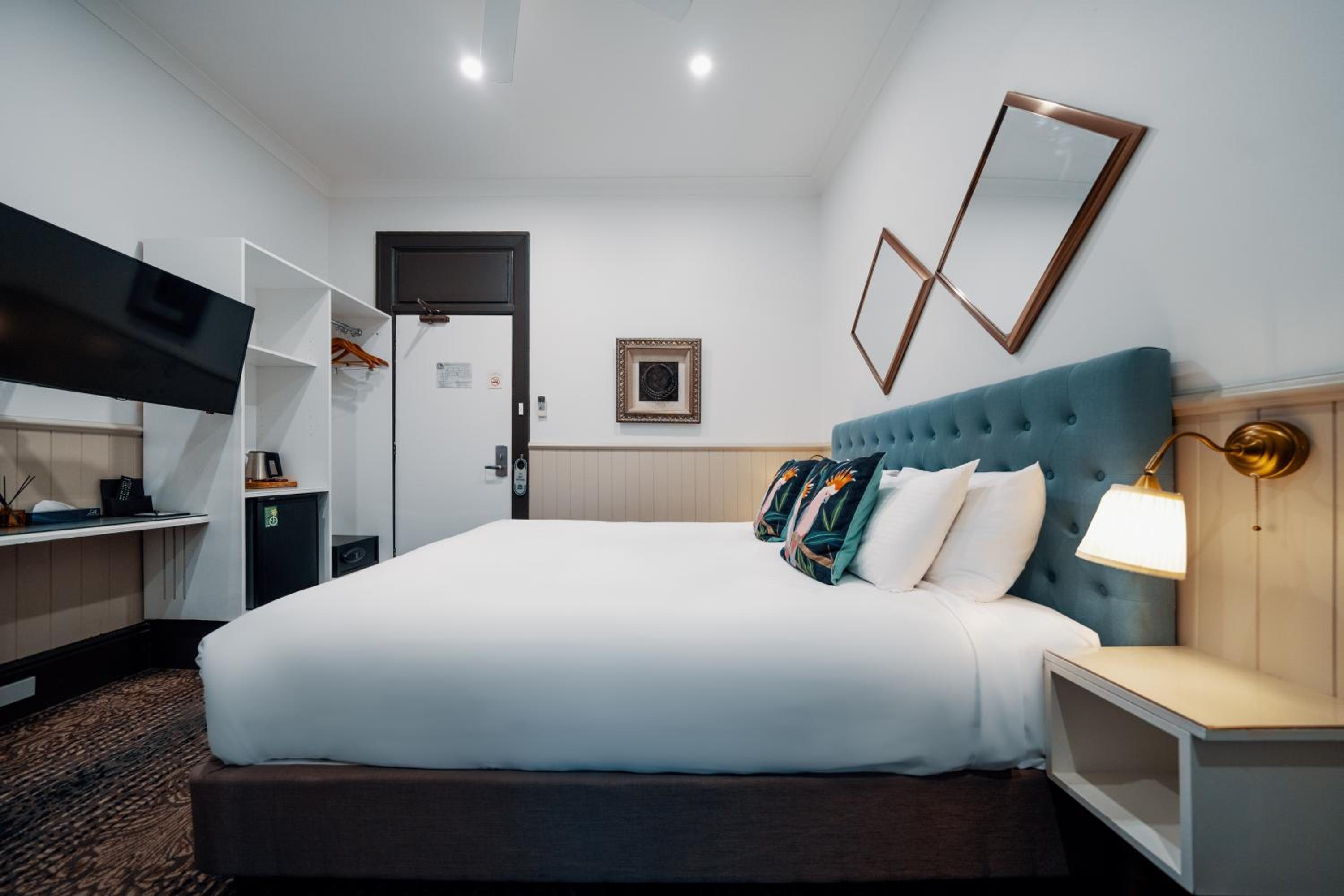 King Room with Harbor View thumbnail 5