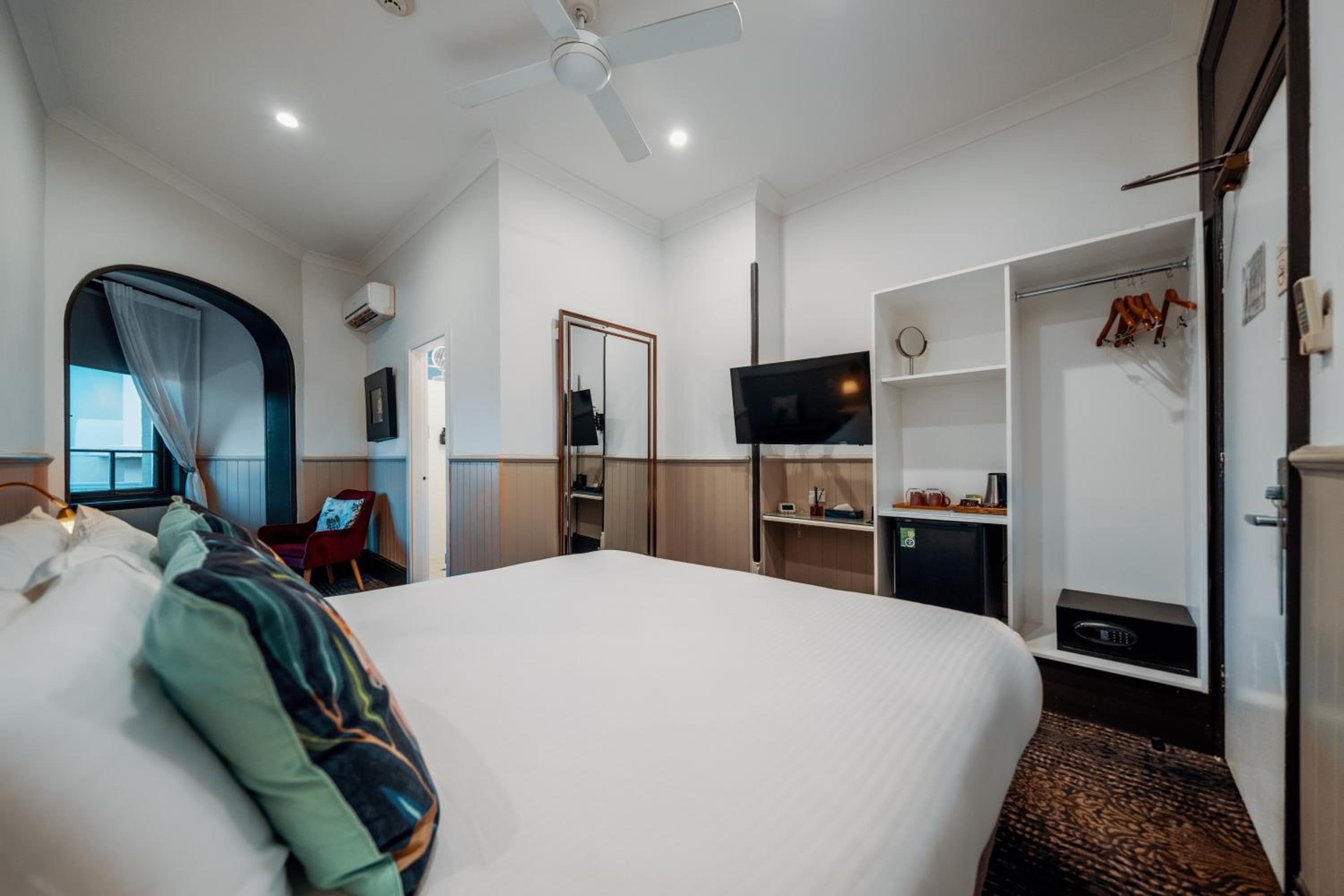King Room with Harbor View thumbnail 6