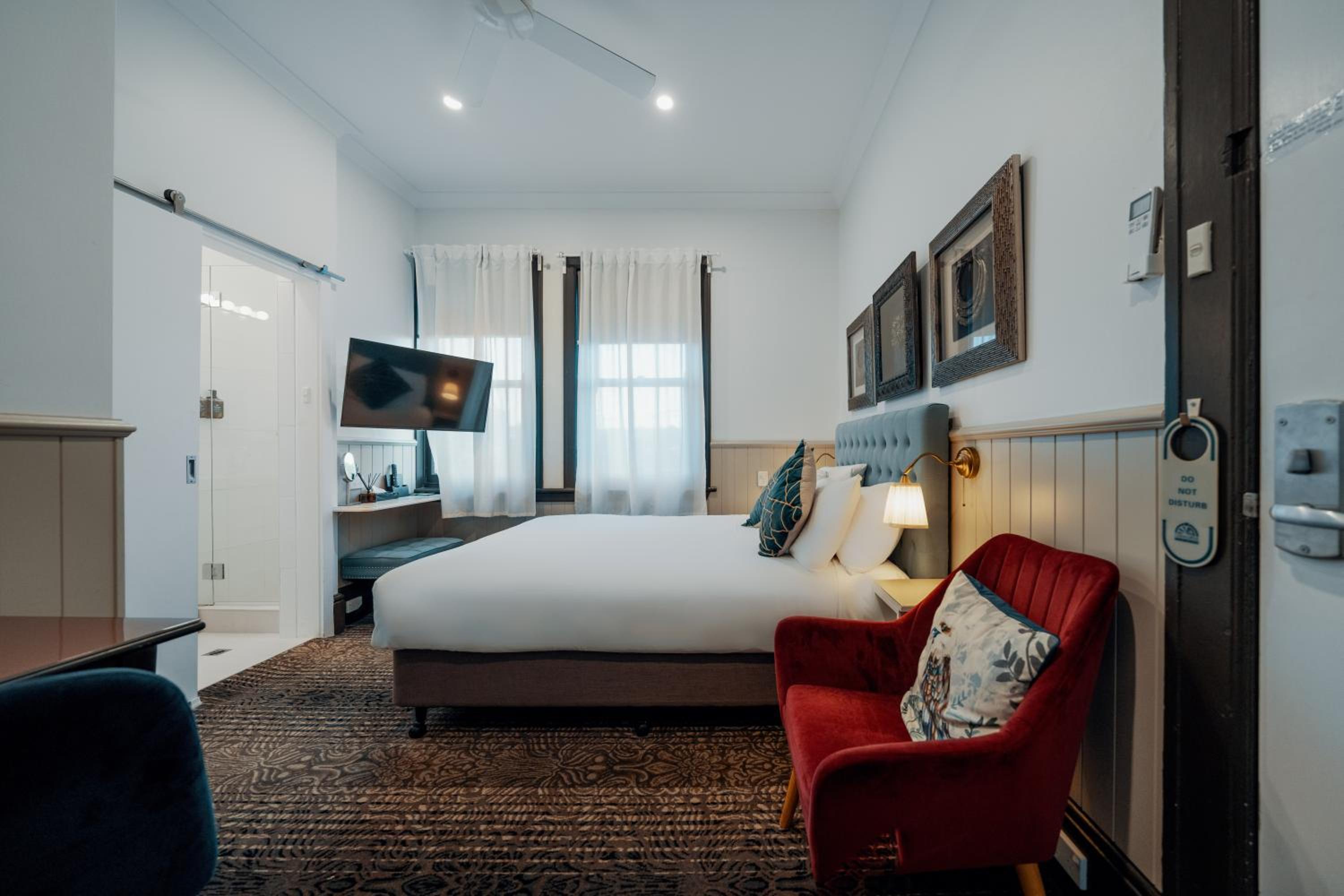 Queen Room with View thumbnail 6