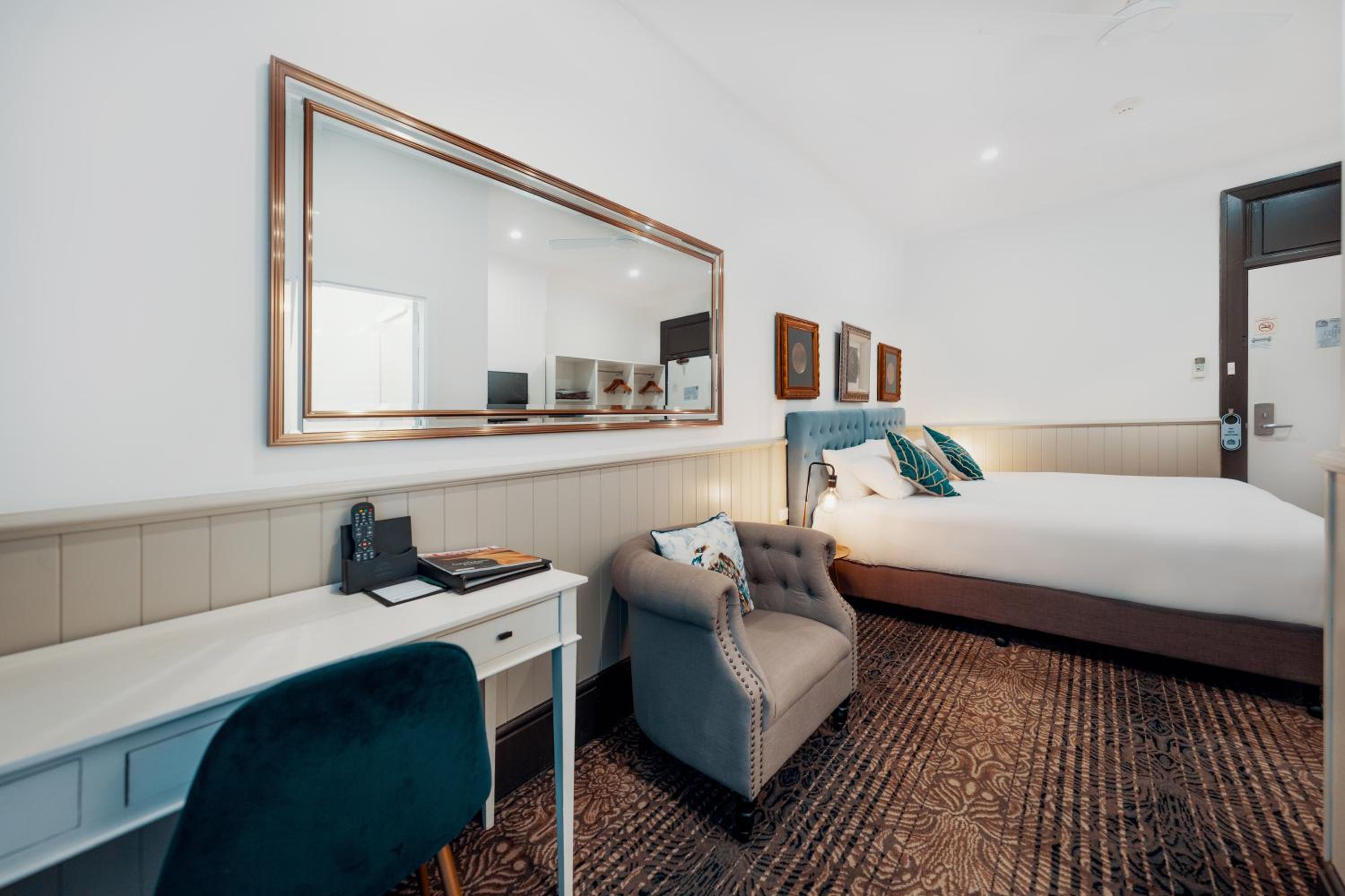 King or Twin Room with Private Bathroom