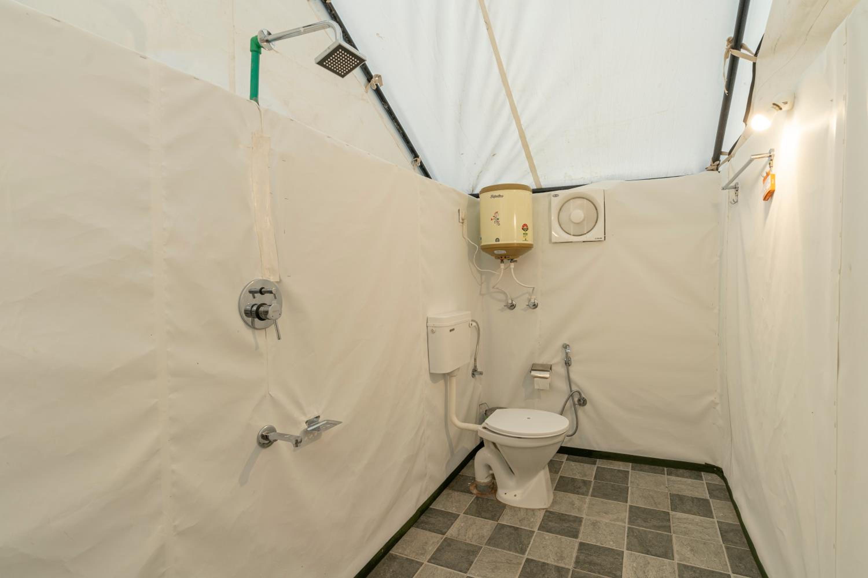  Deluxe Swiss Tent - Photo 2