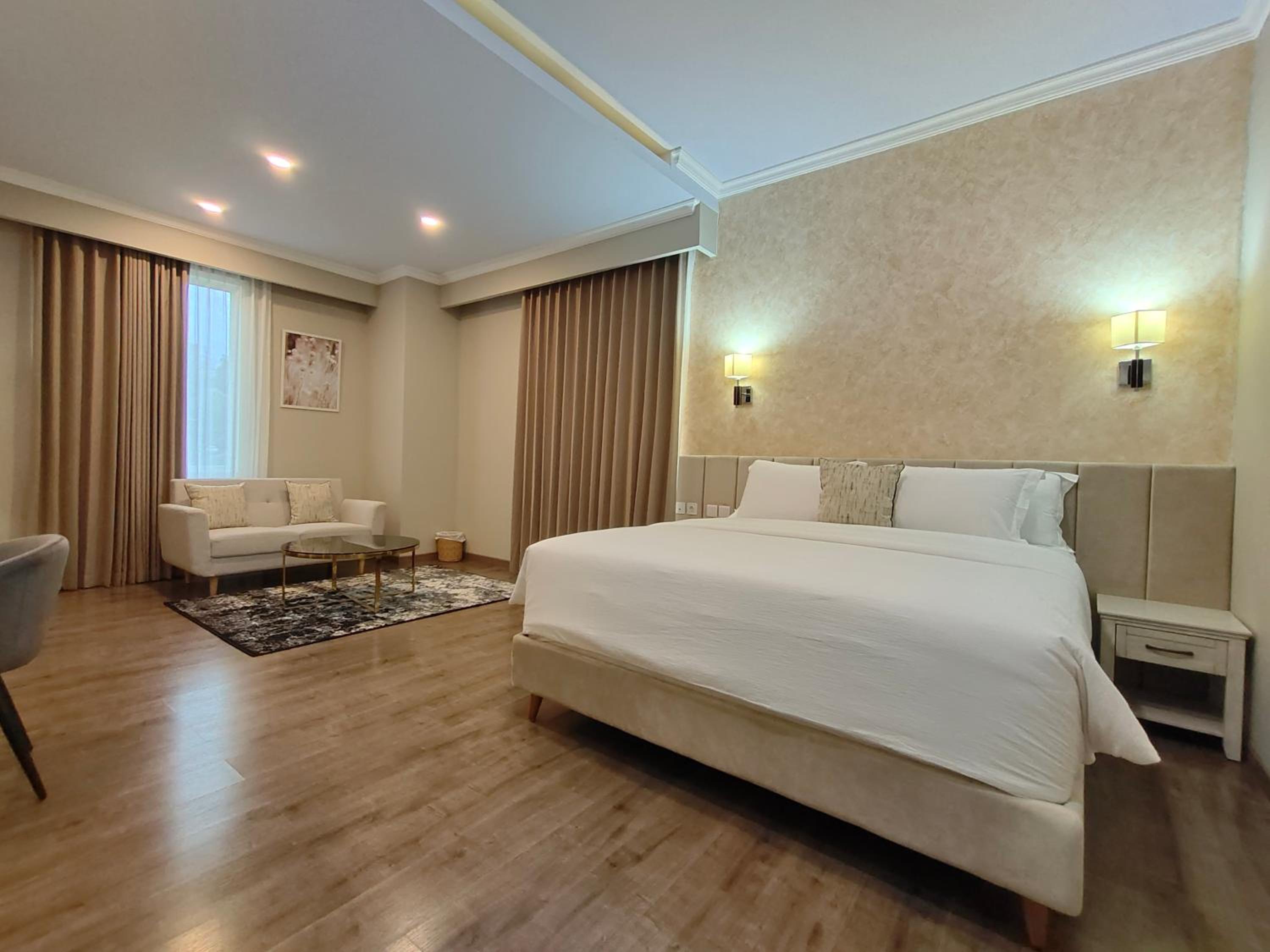 Executive Suite - Photo 1