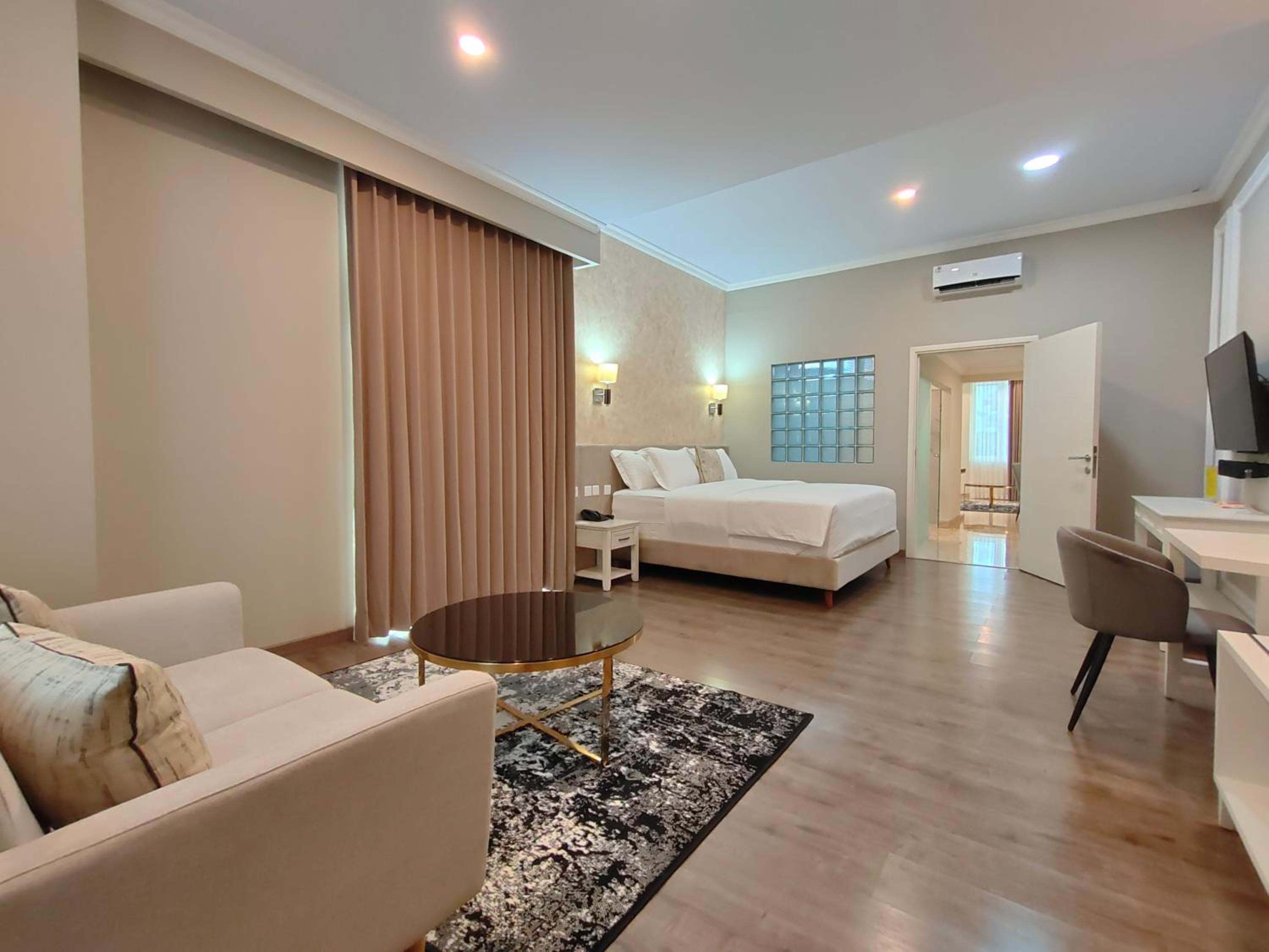 Executive Suite - Photo 2