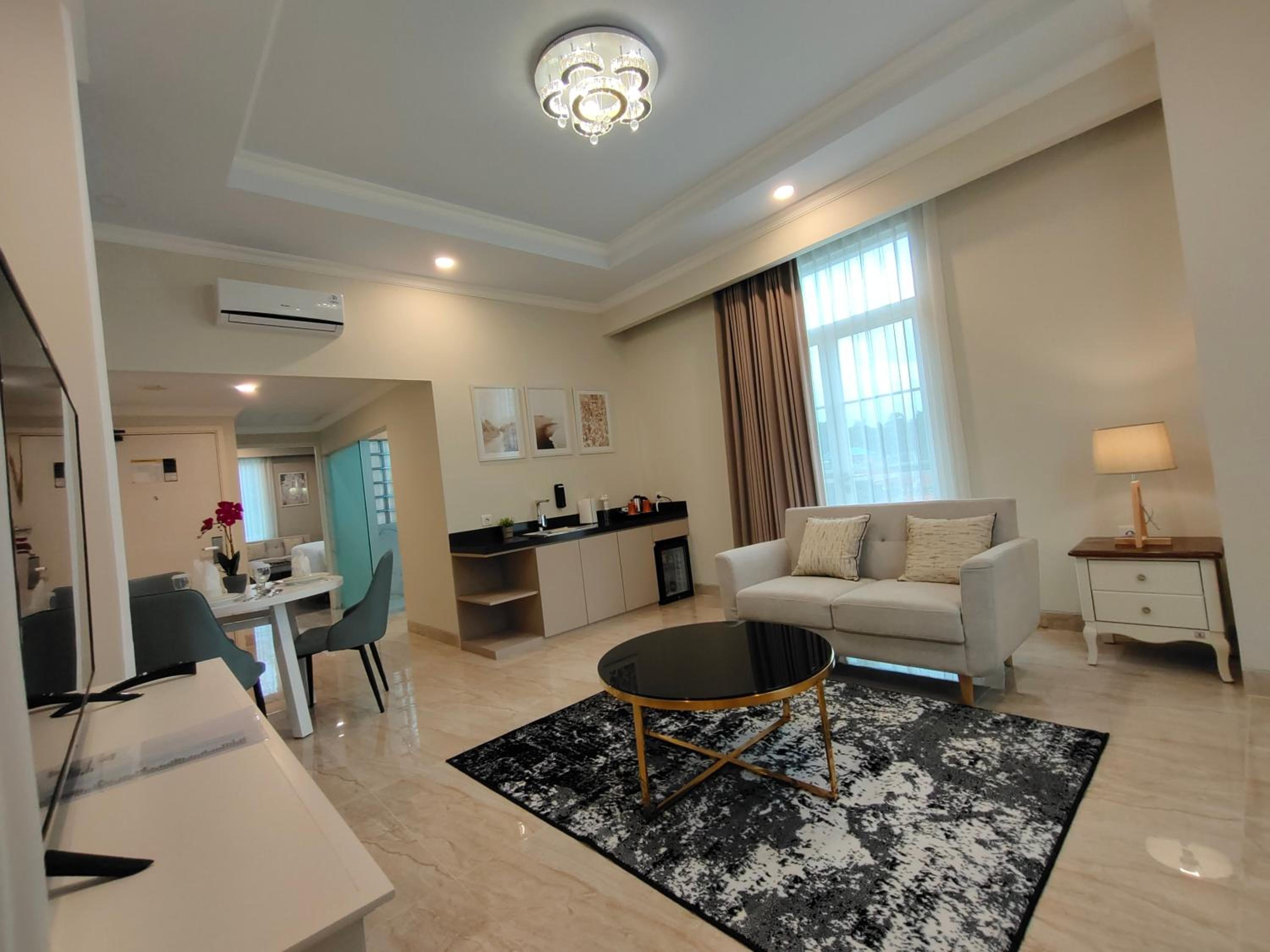 Executive Suite - Photo 8