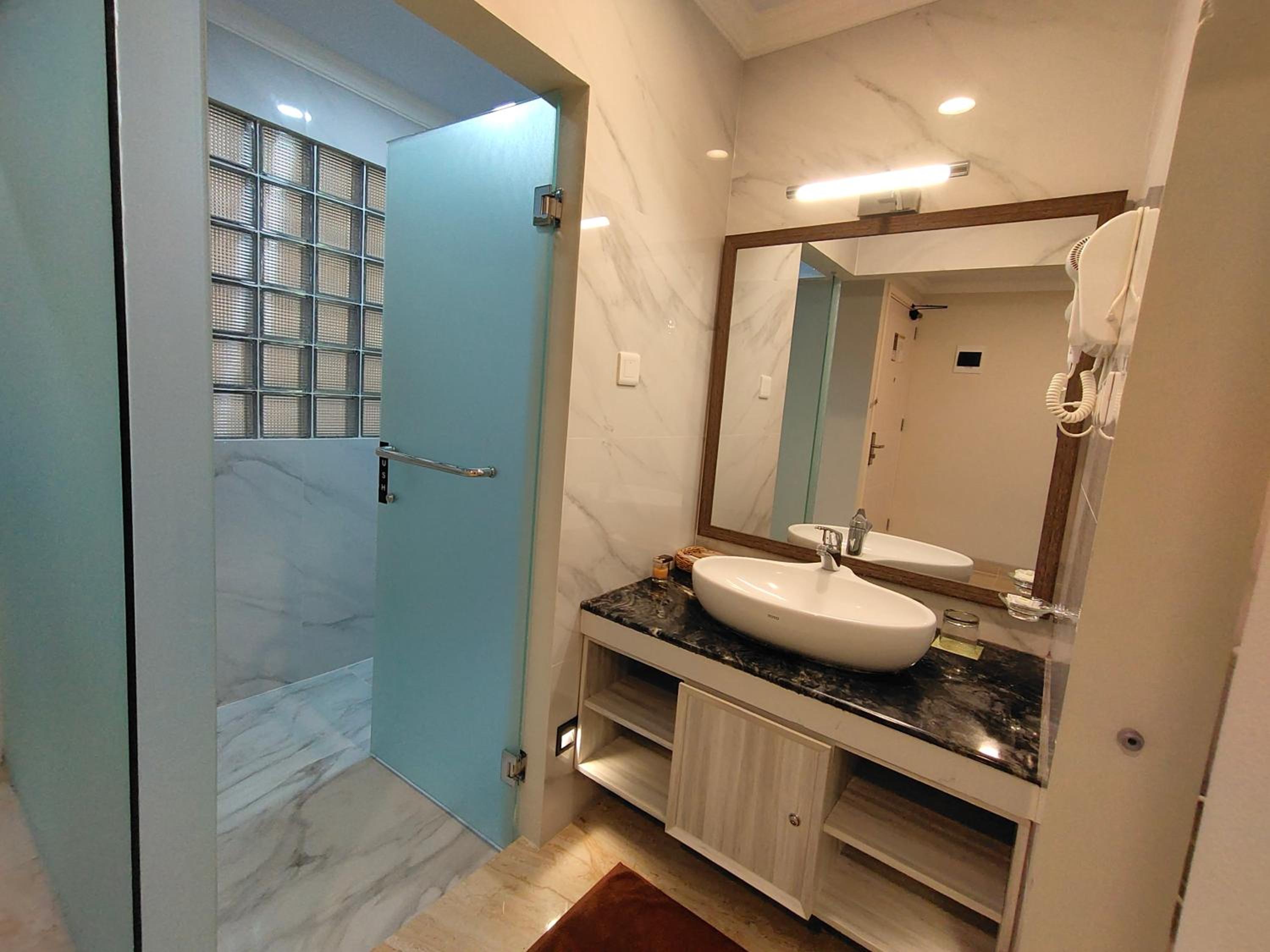 Executive Suite - Photo 6