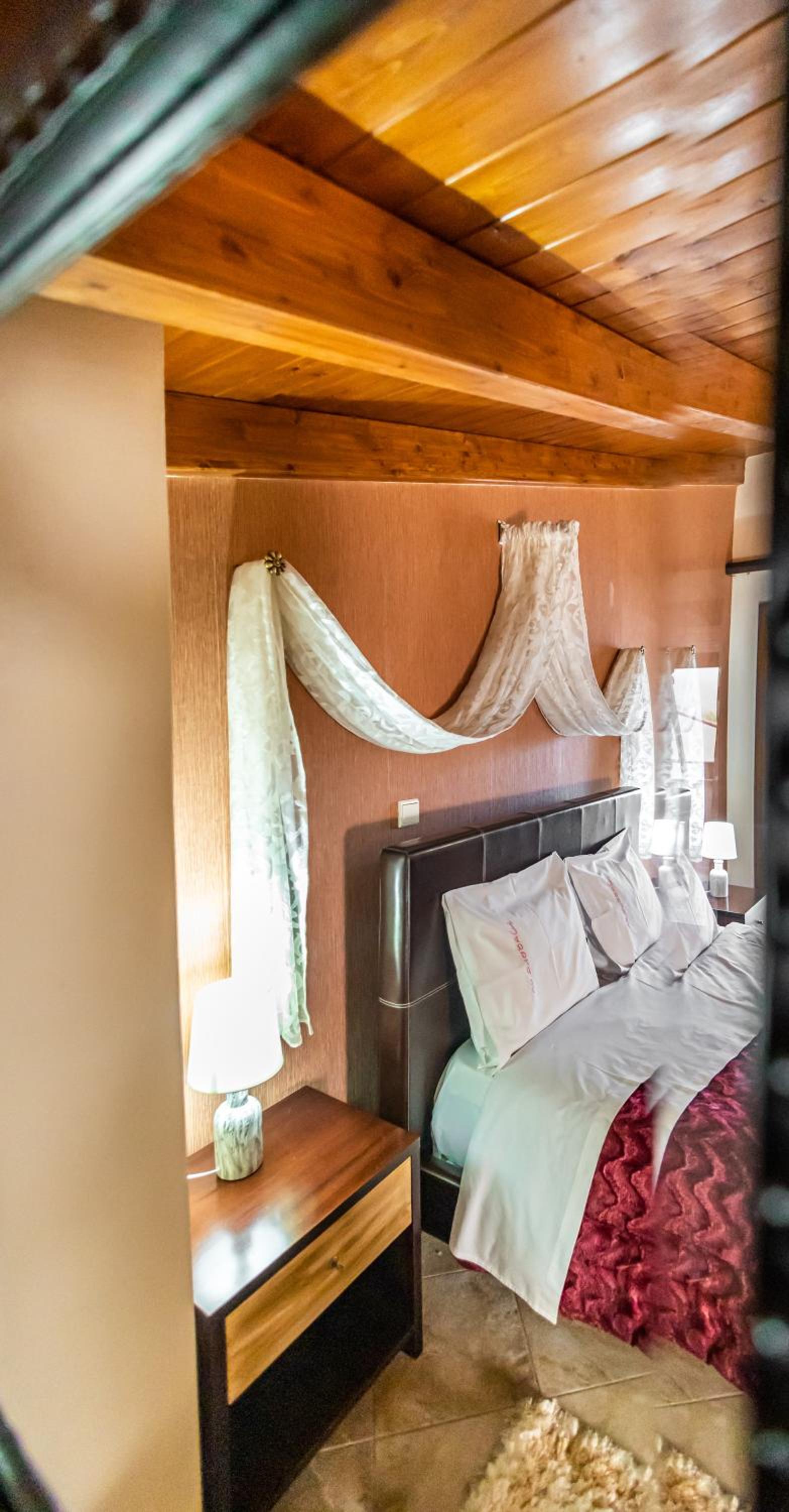 Deluxe Room - Photo 5