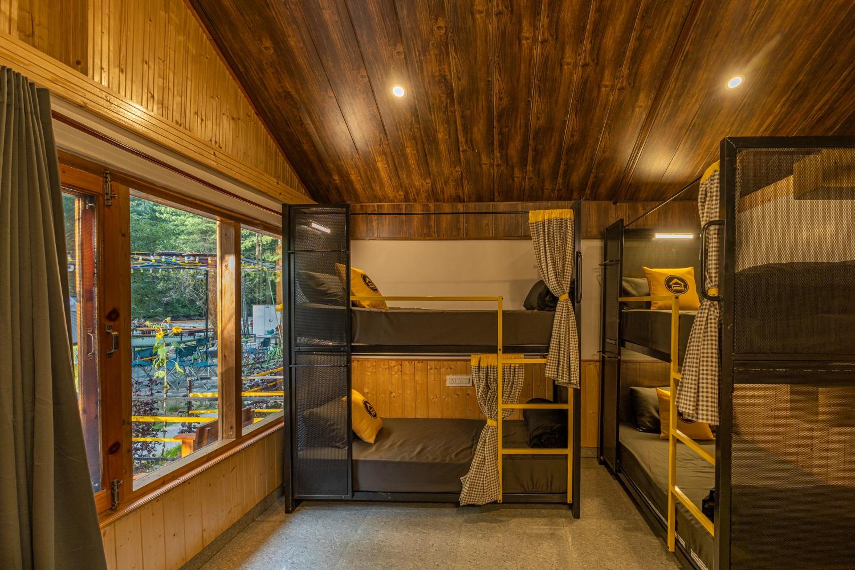 Deluxe - Bed In 4 Bed Mixed Dormitory photo 2