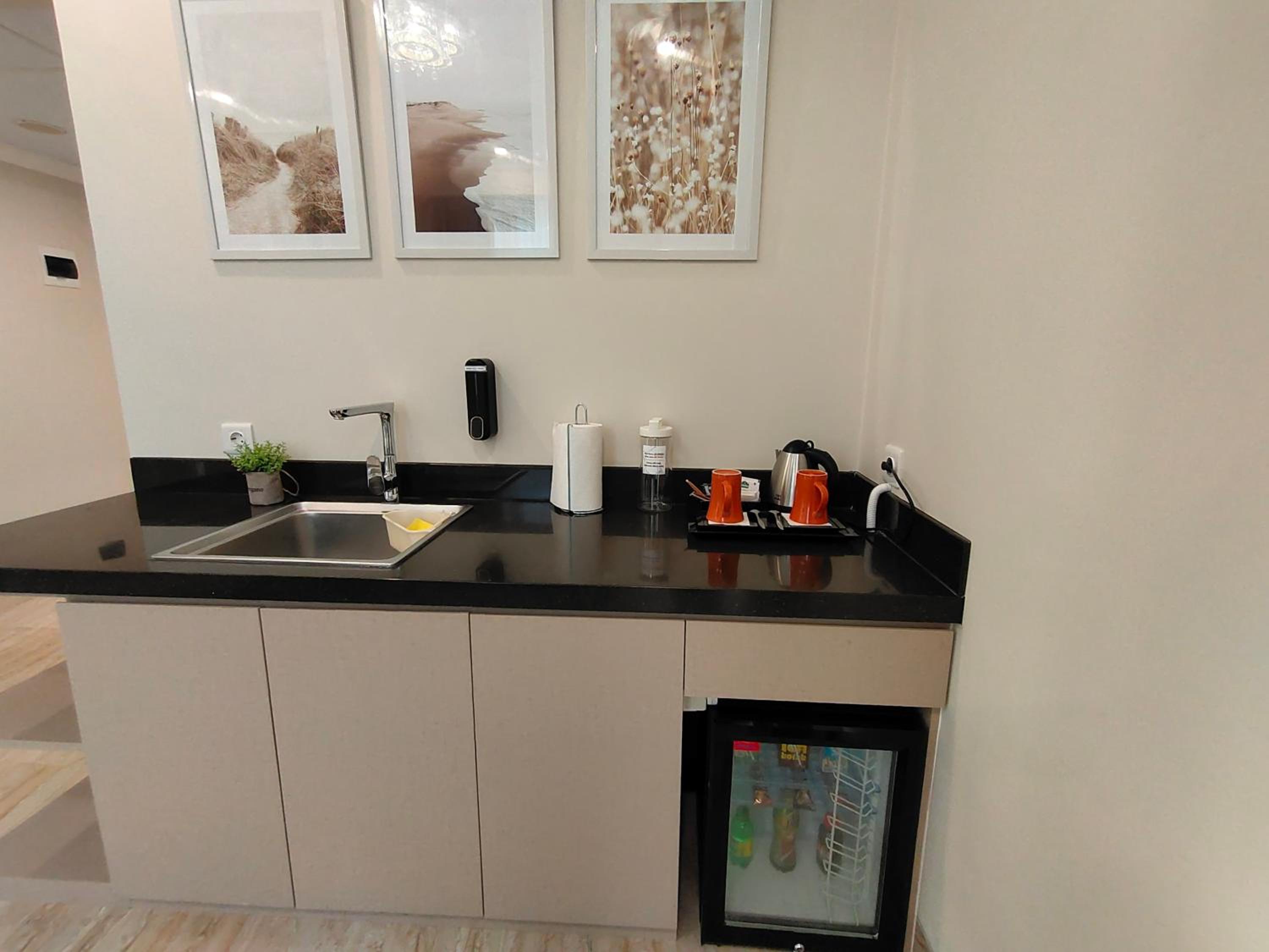 Executive Suite - Photo 4