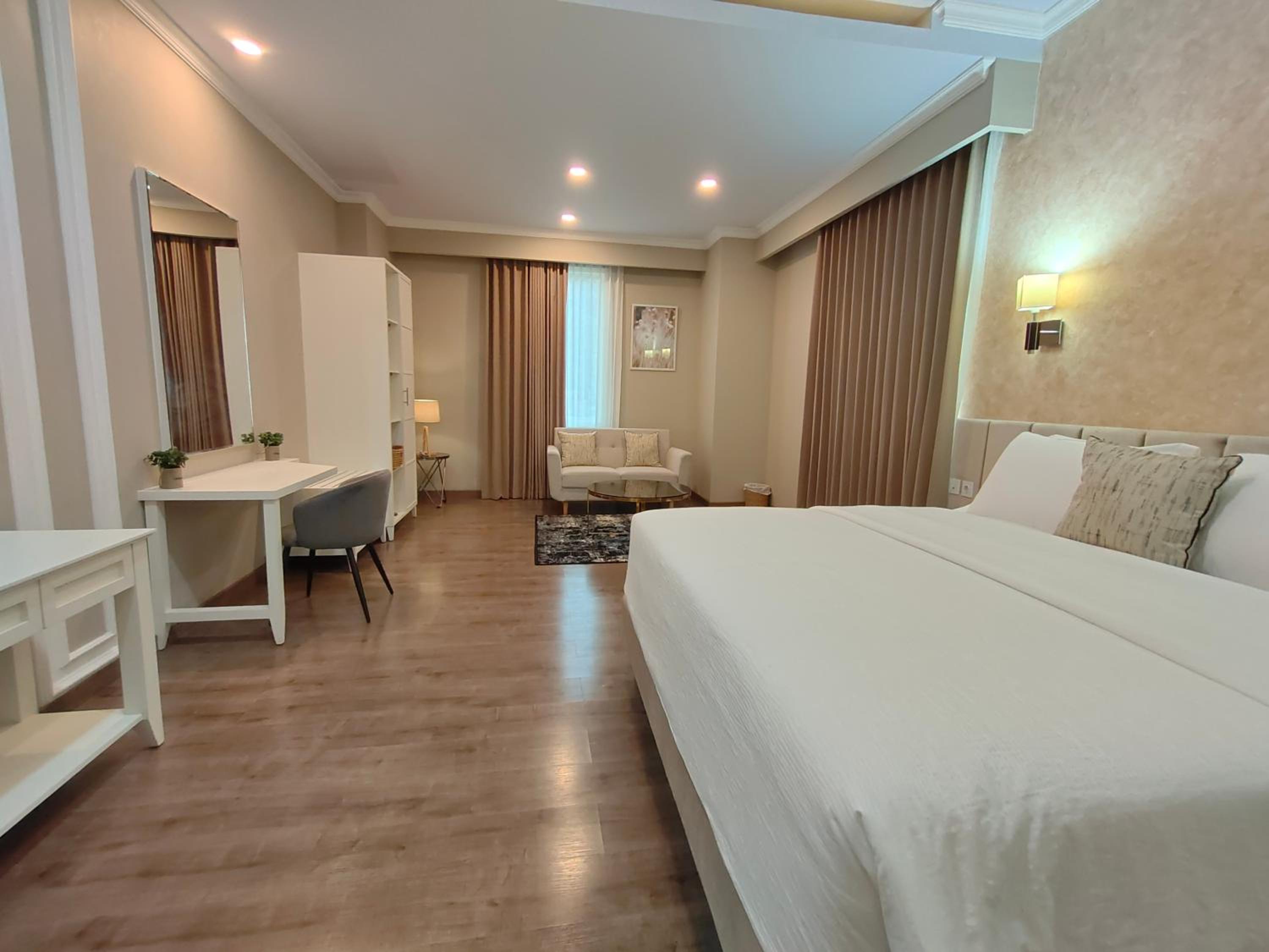Executive Suite - Photo 3