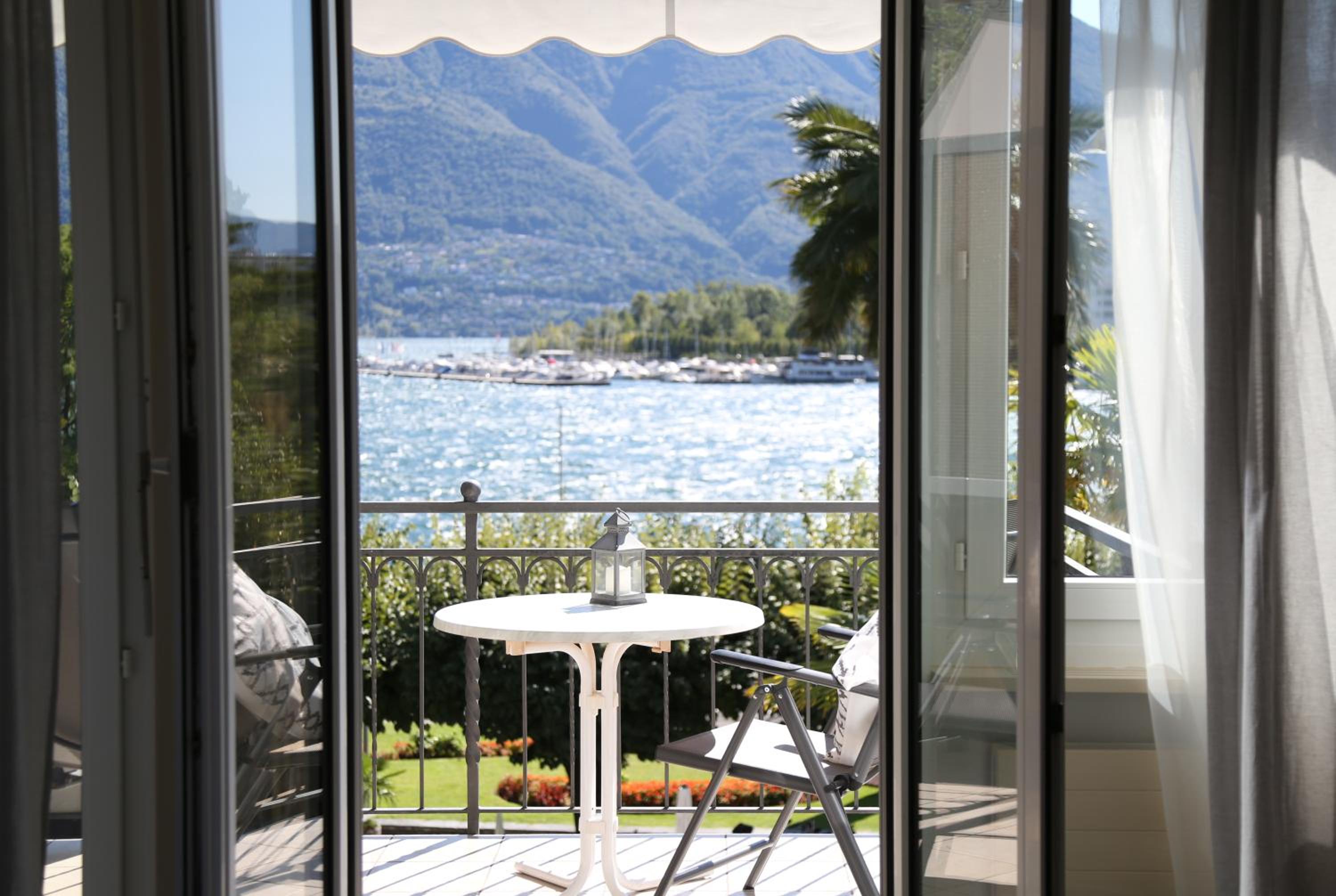 Deluxe Double Room with Lake View - Photo 7