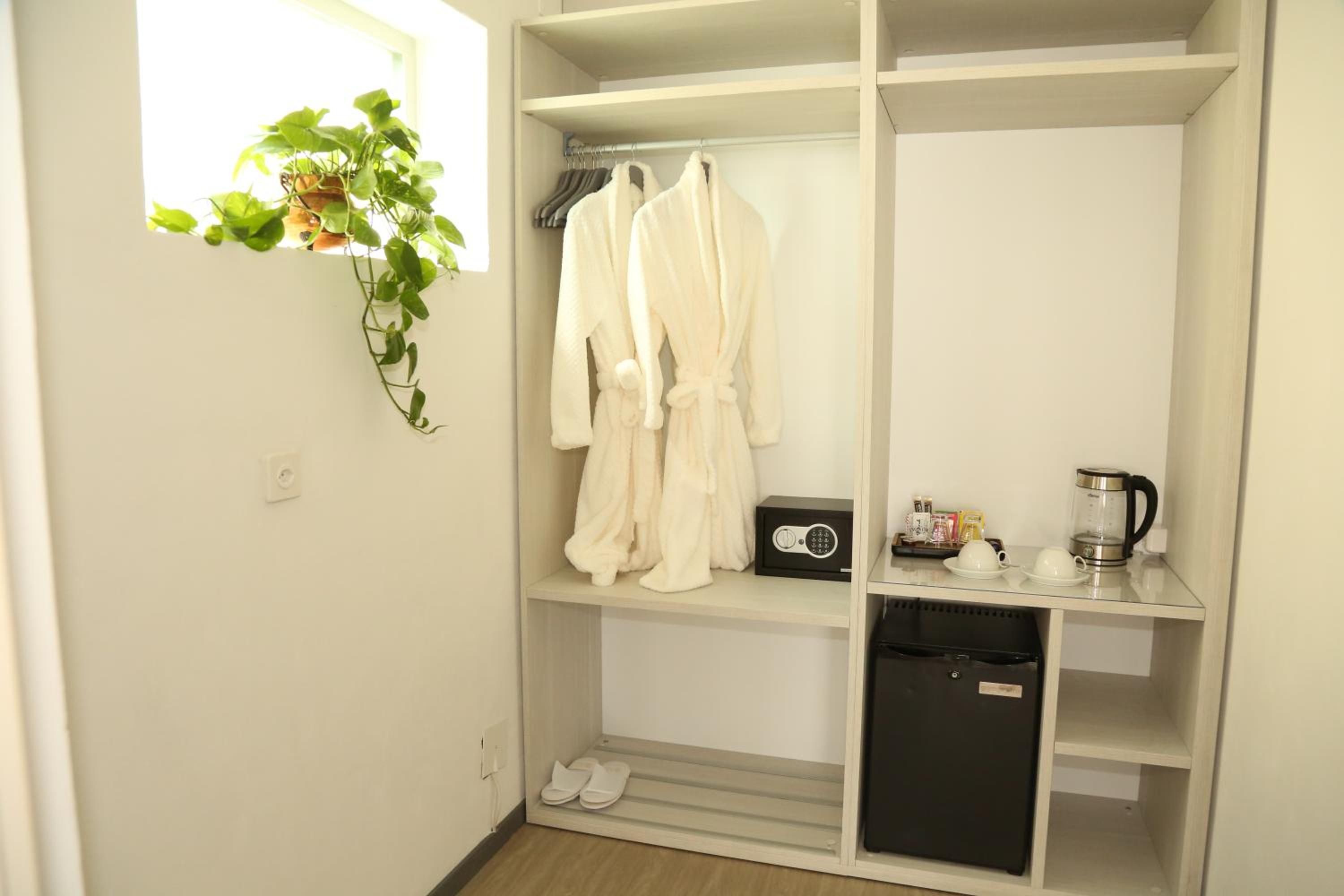 Deluxe Double Room with Lake View - Photo 5