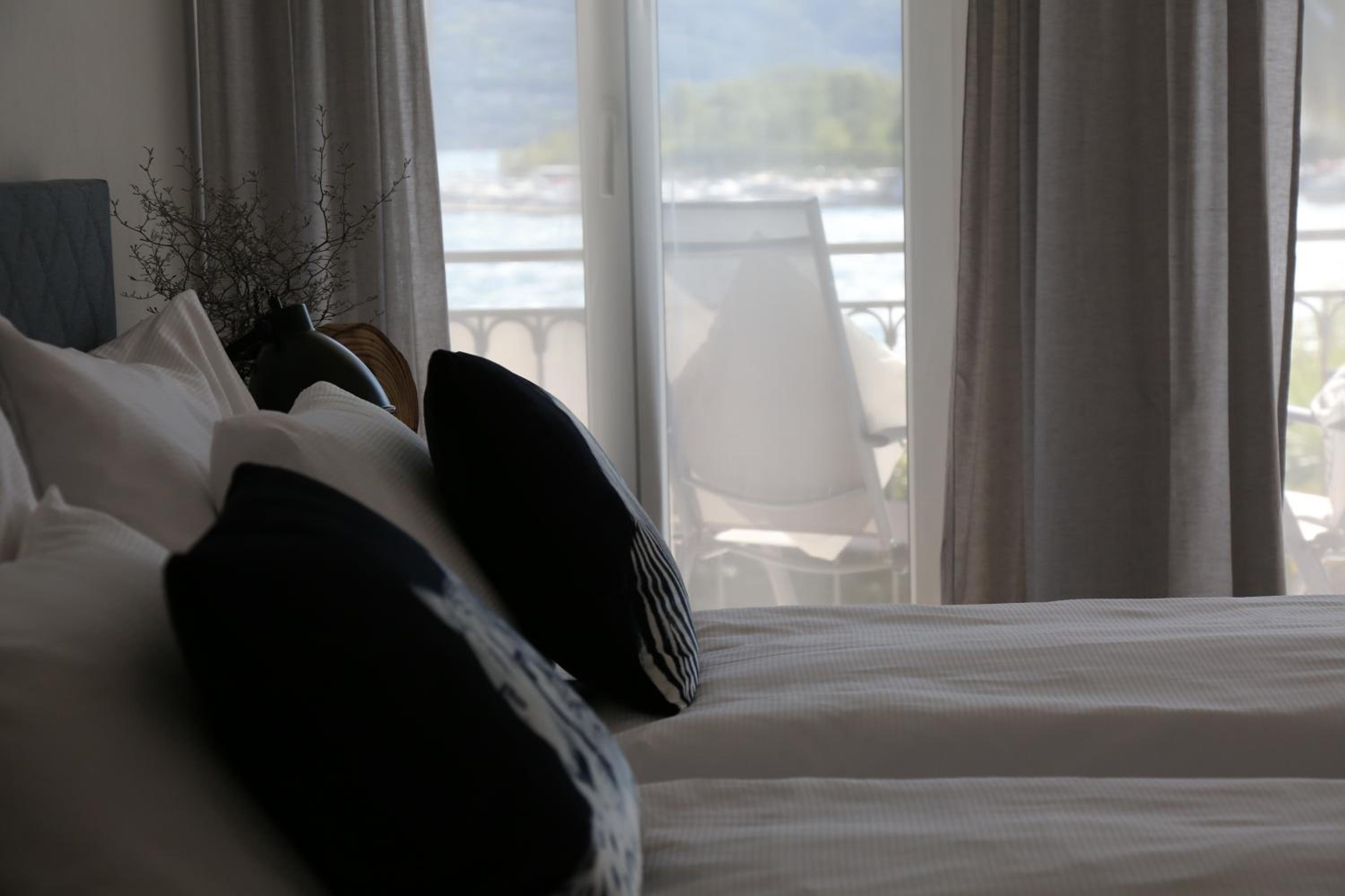 Deluxe Double Room with Lake View - Photo 1