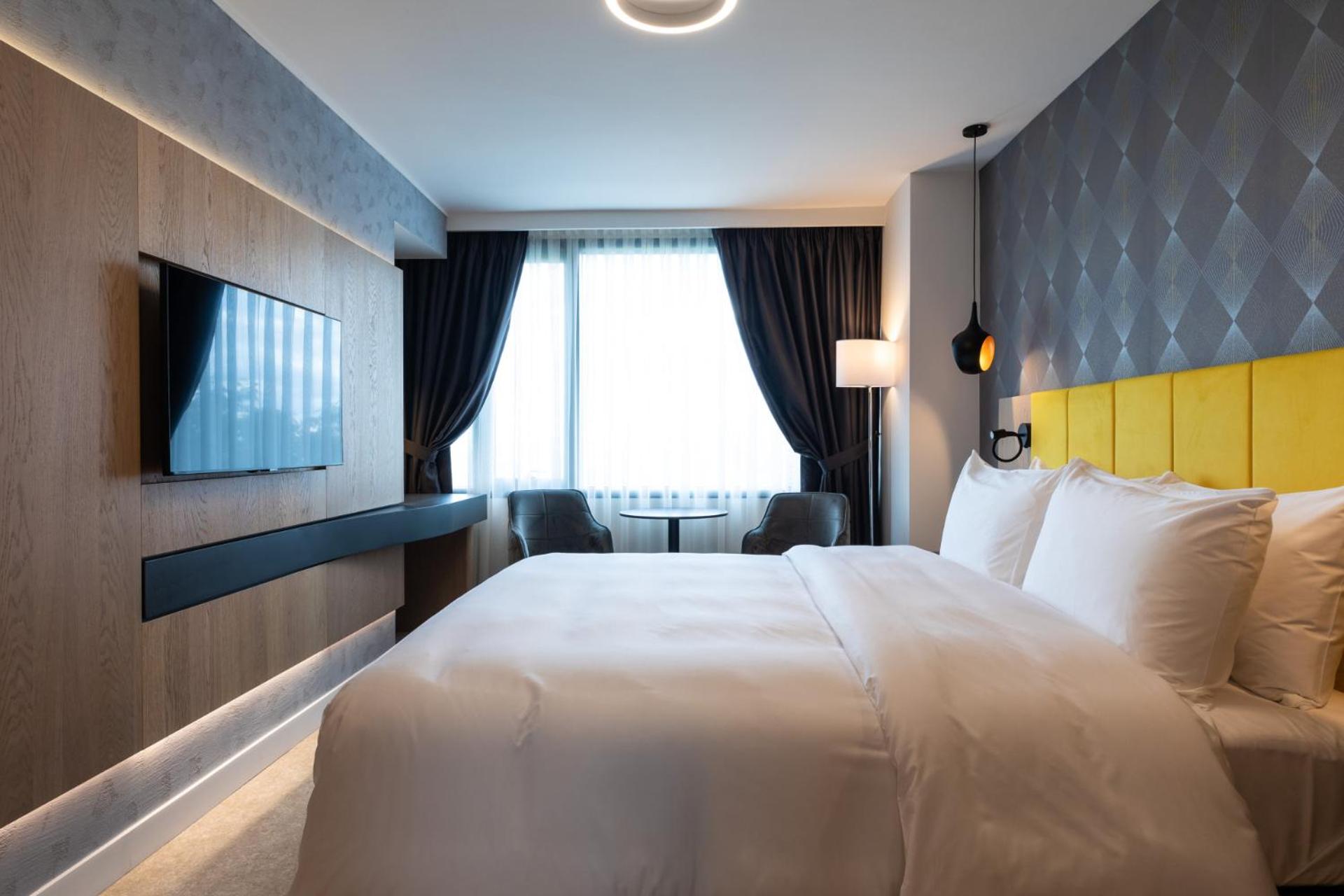 King Room with Roll-in Shower - Mobility Access/Non-Smoking photo 2