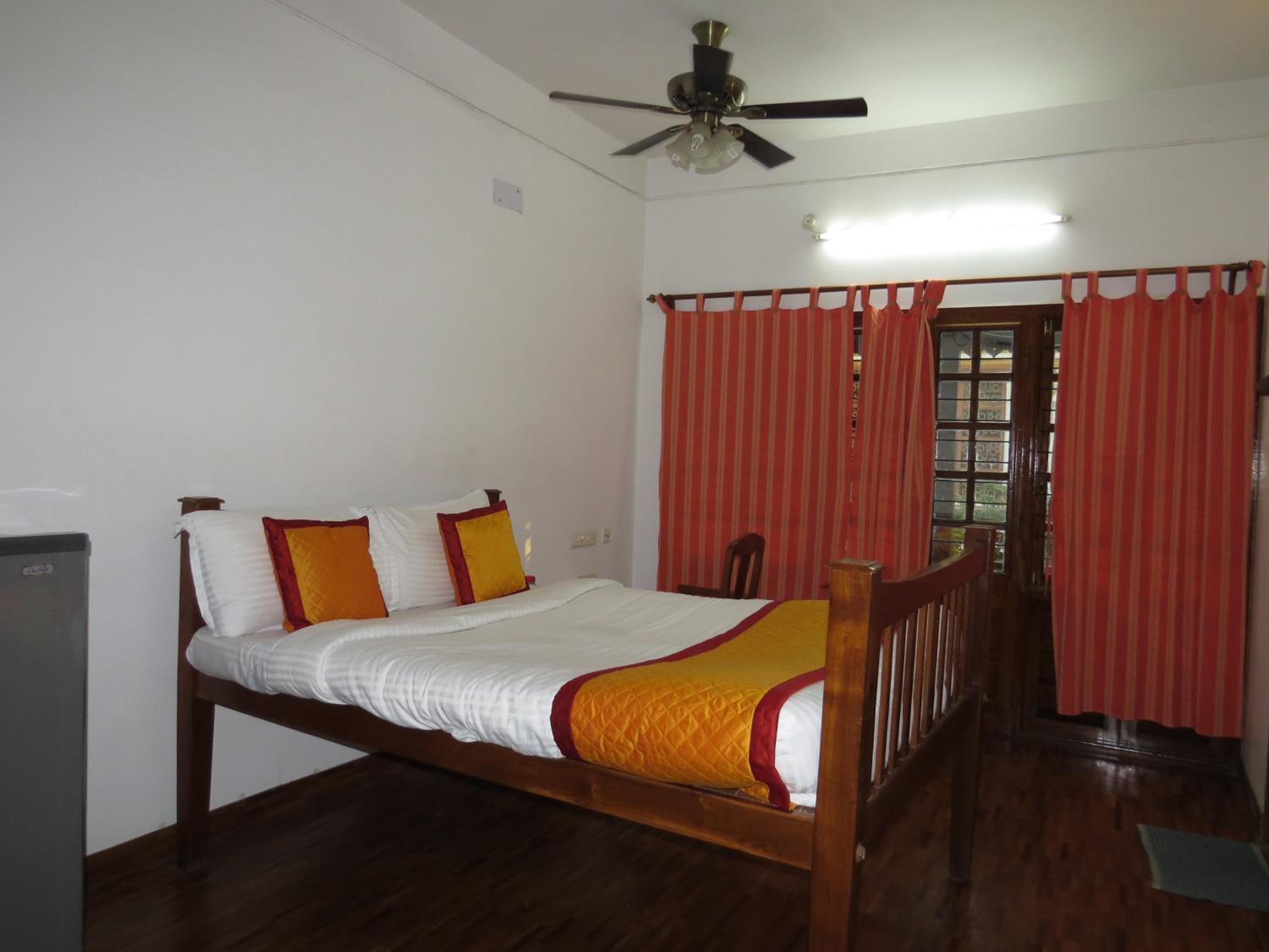 Queen Room with Balcony - Photo 5